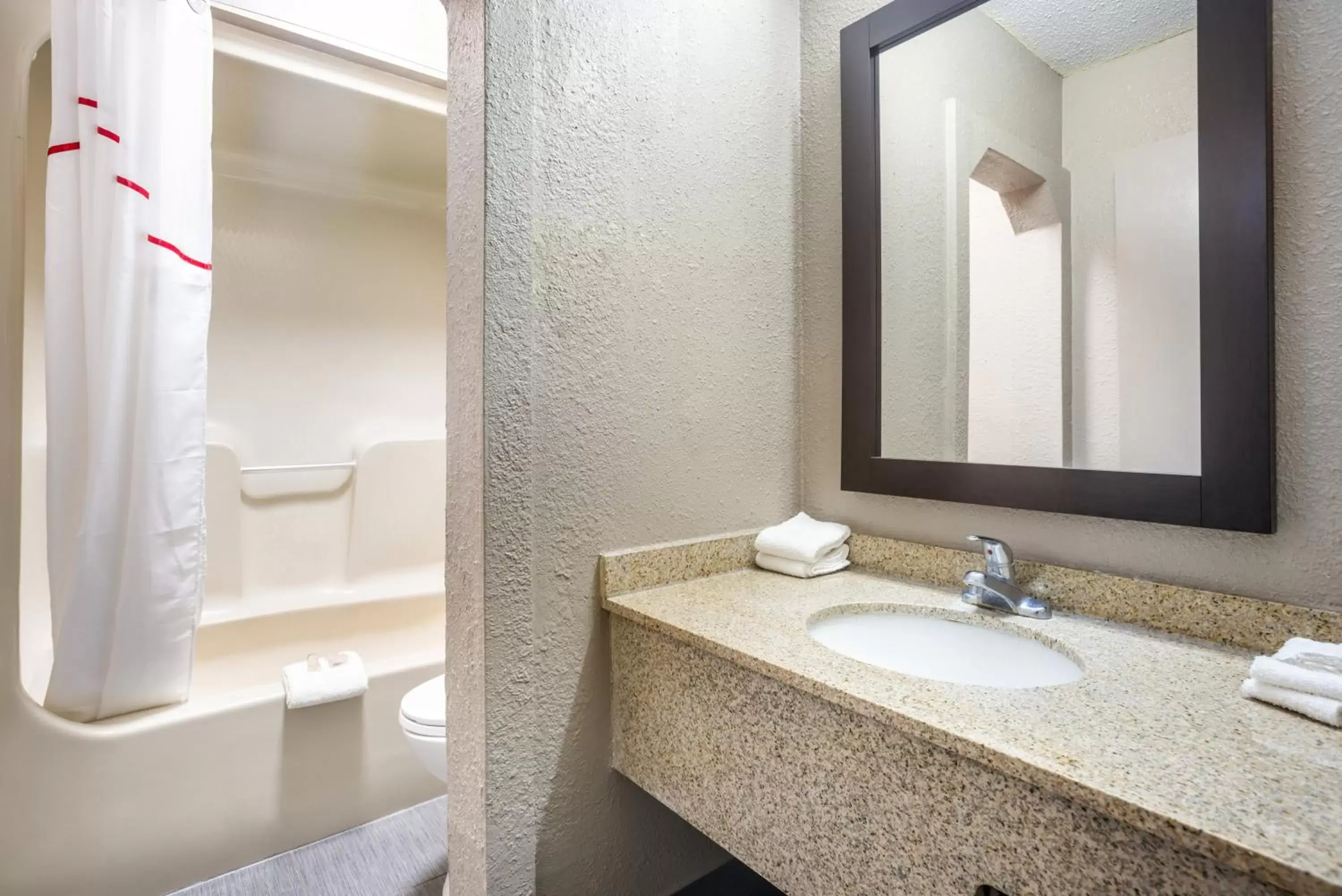 Bathroom in Red Roof Inn Savannah – Southside/Midtown