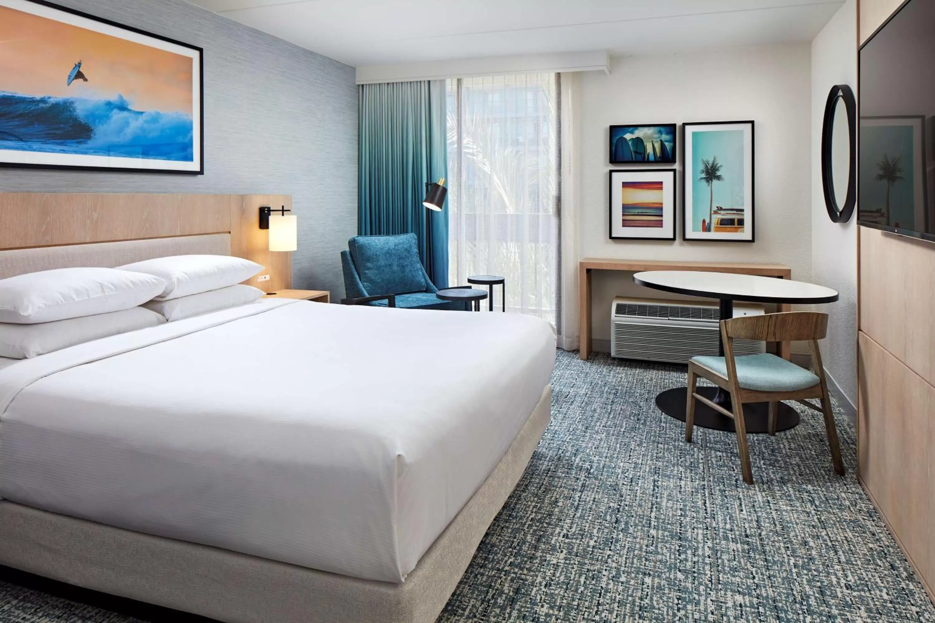 Living room, Bed in Hotel MDR Marina del Rey- a DoubleTree by Hilton