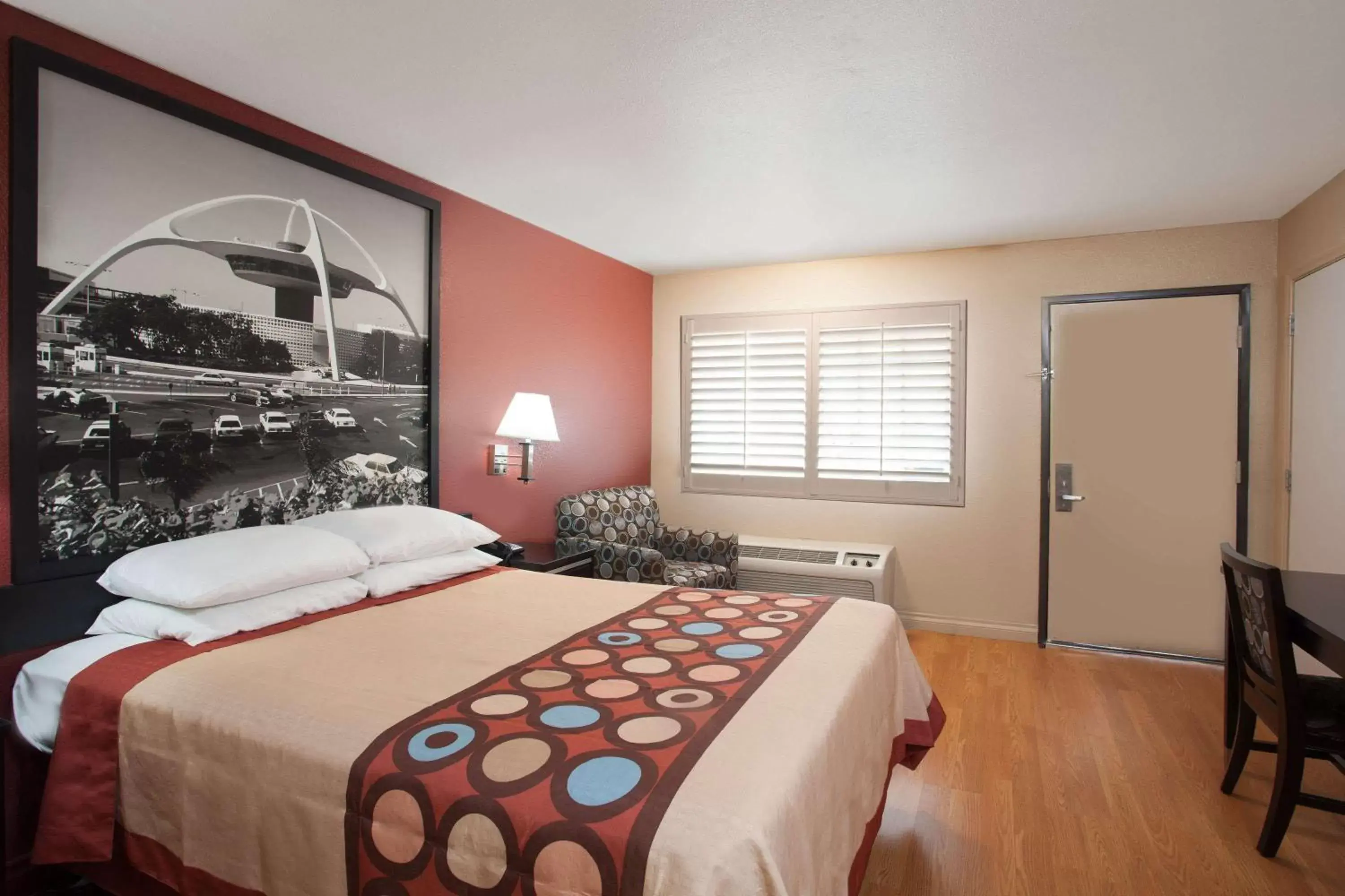 Photo of the whole room, Bed in Super 8 by Wyndham Pasadena/LA Area
