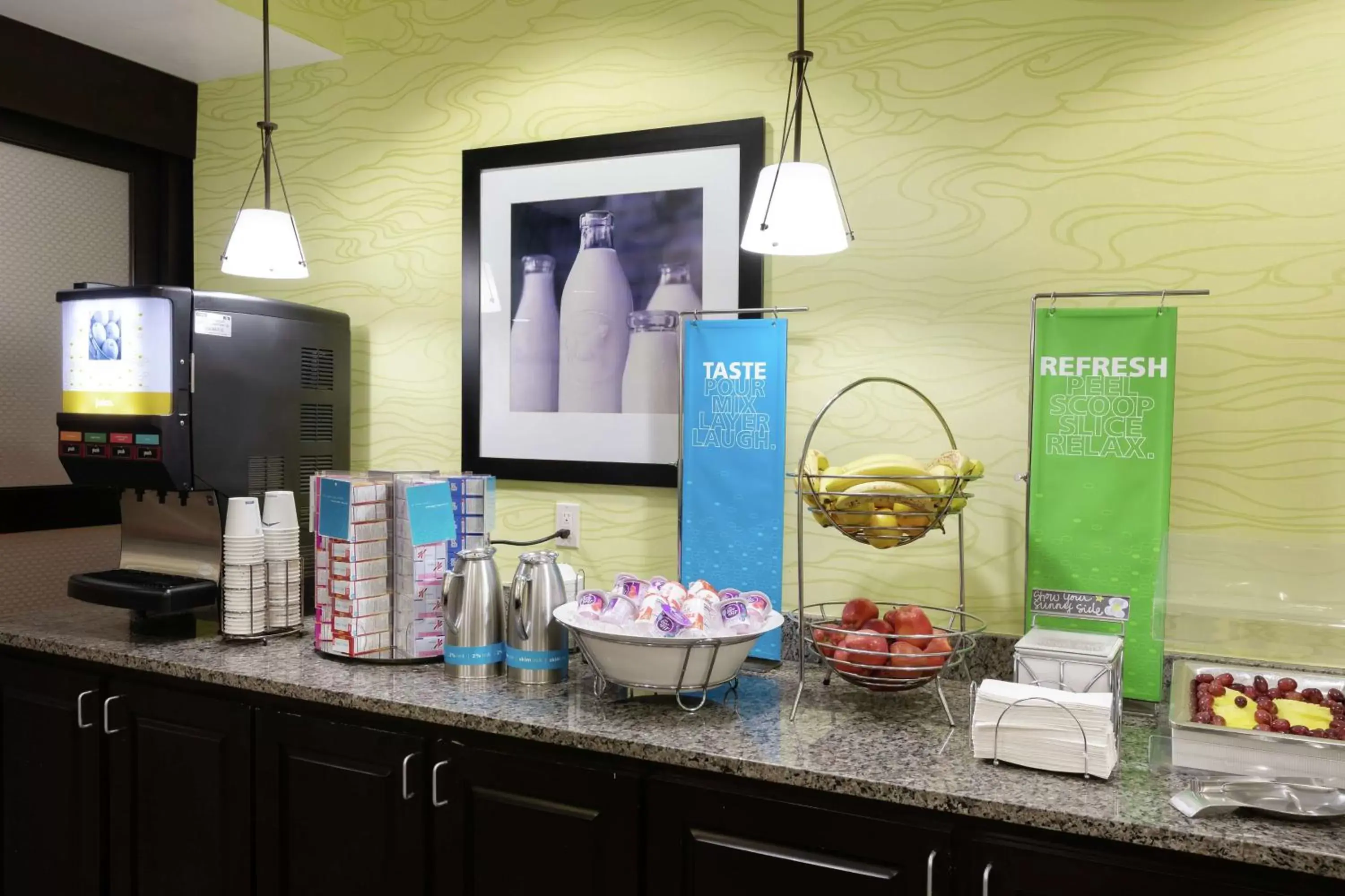 Dining area in Hampton Inn Houma