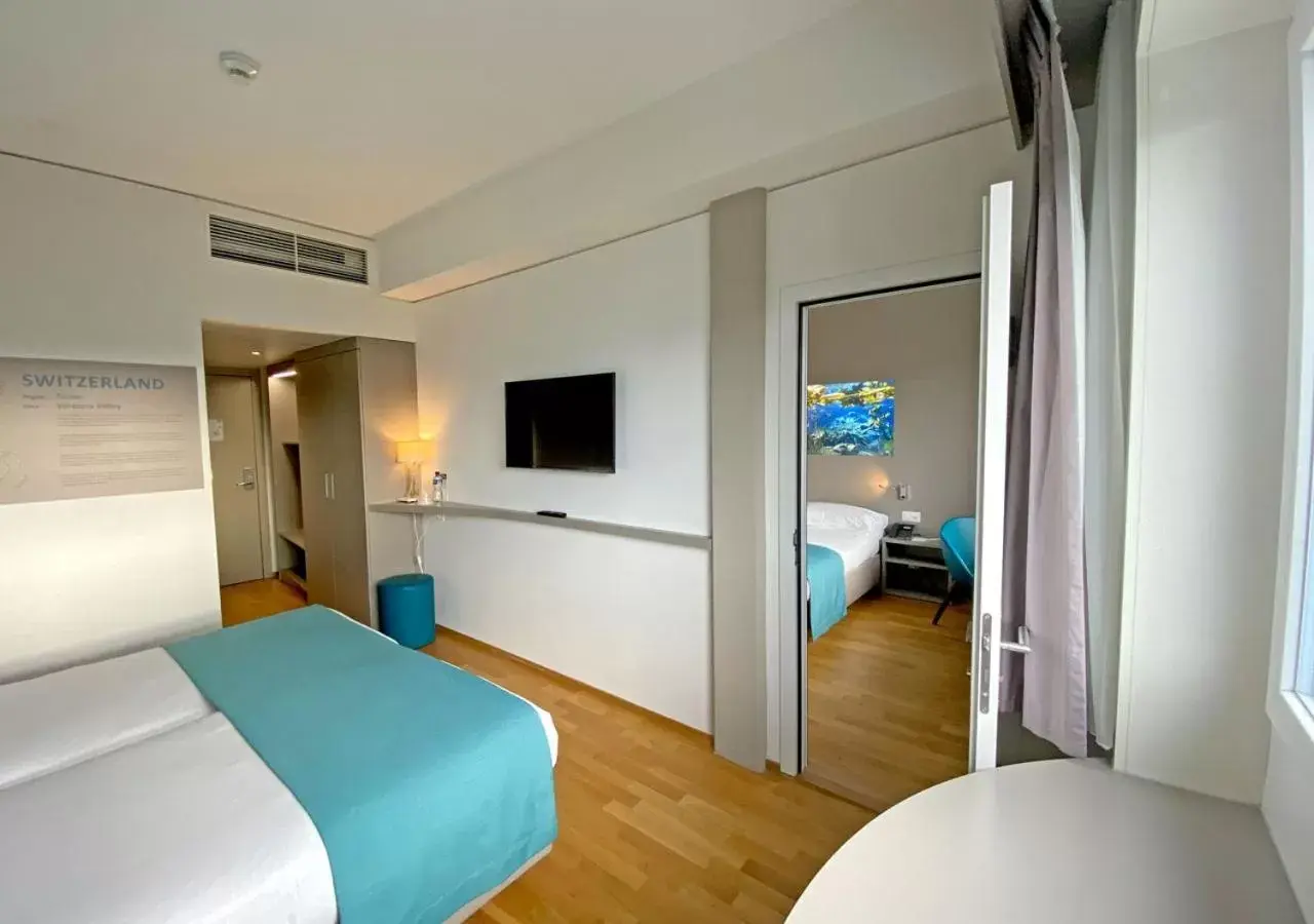 Bedroom, TV/Entertainment Center in Aquatis Hotel