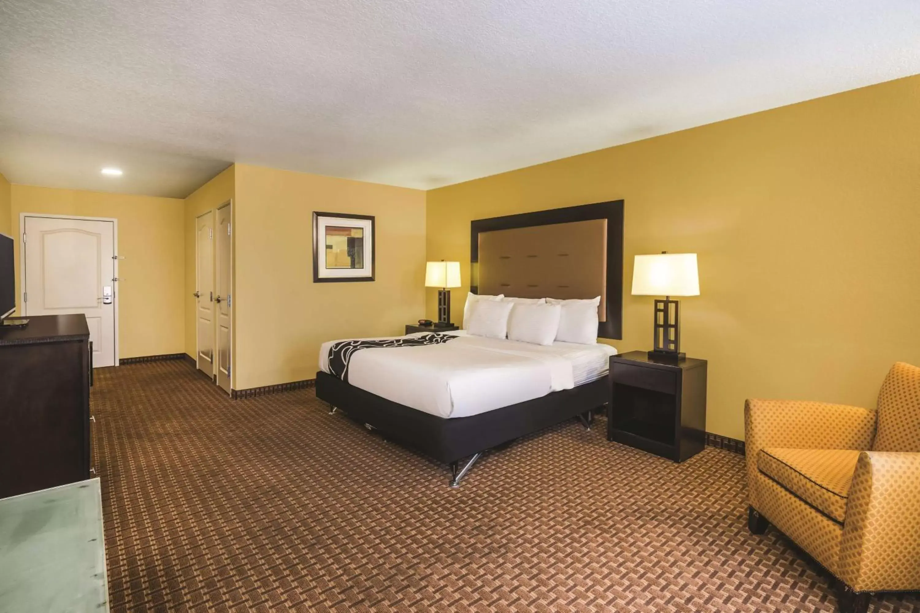 Photo of the whole room, Bed in La Quinta by Wyndham Brandon Jackson Airport E