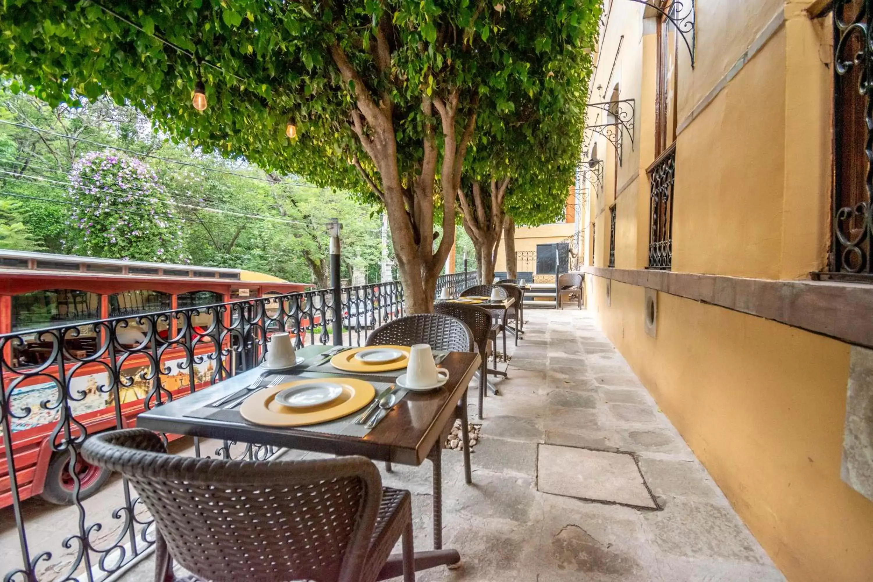 Restaurant/places to eat, Balcony/Terrace in Quinta Las Acacias Hotel Boutique