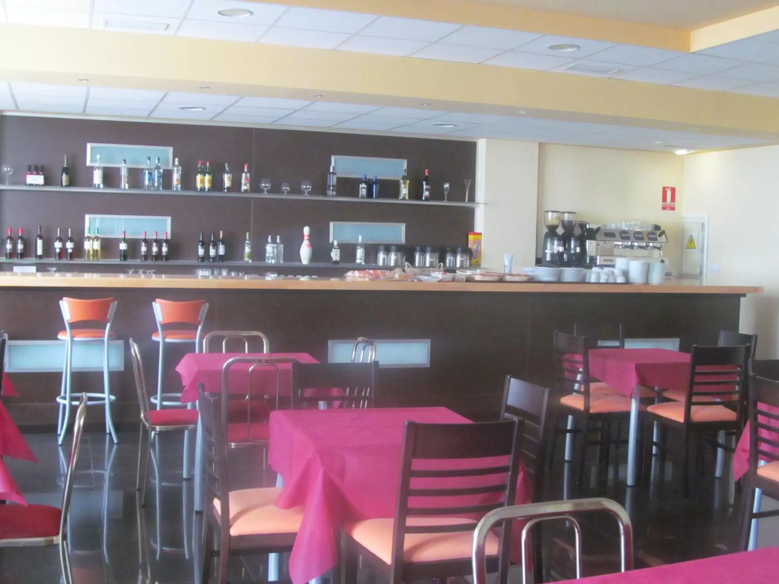 Lounge or bar, Restaurant/Places to Eat in Hotel Cogullada
