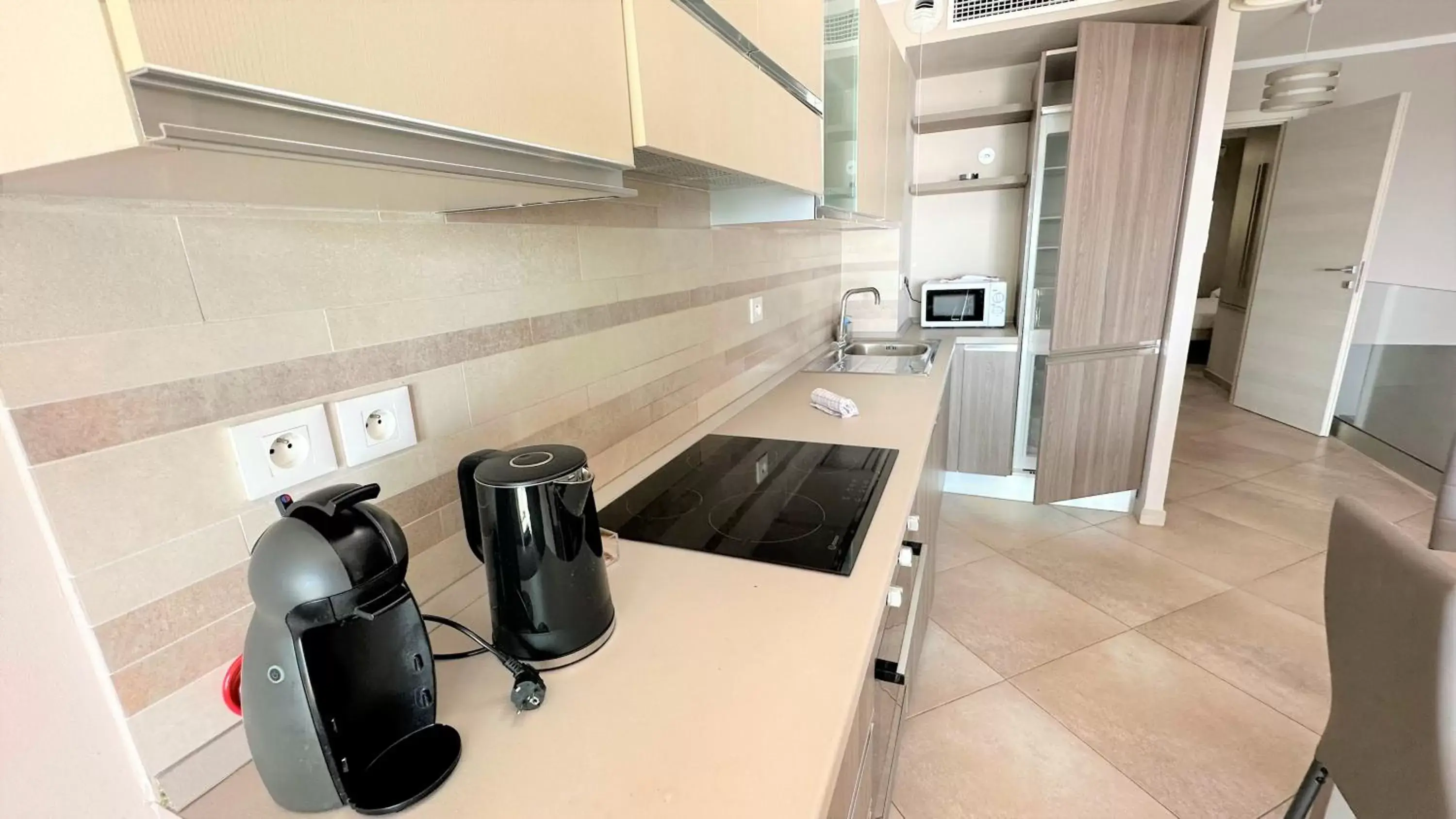 Coffee/tea facilities, Kitchen/Kitchenette in LE MIDI 8 by ESTATES CANNES