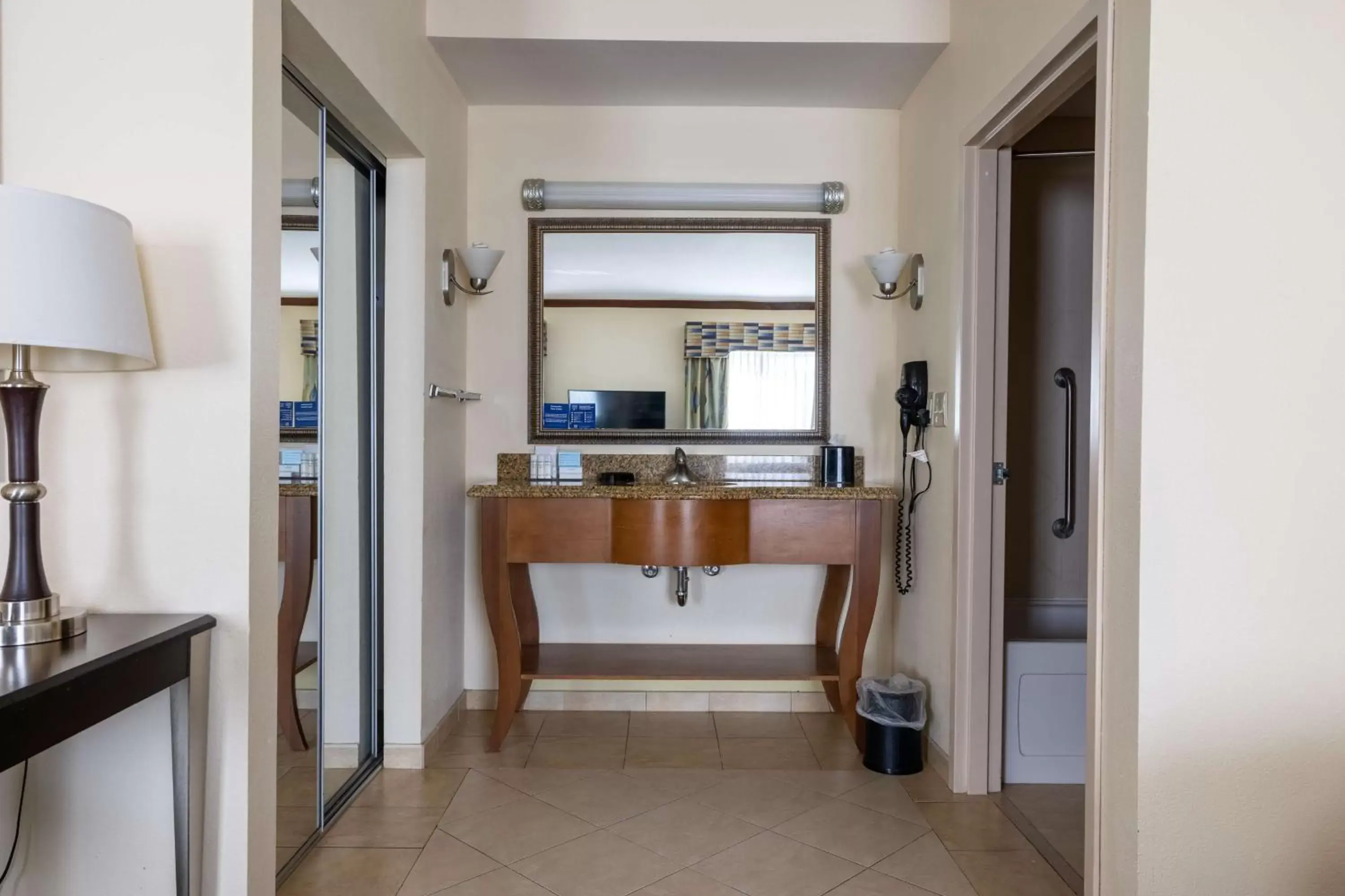 Bathroom, Kitchen/Kitchenette in Hampton Inn Alice