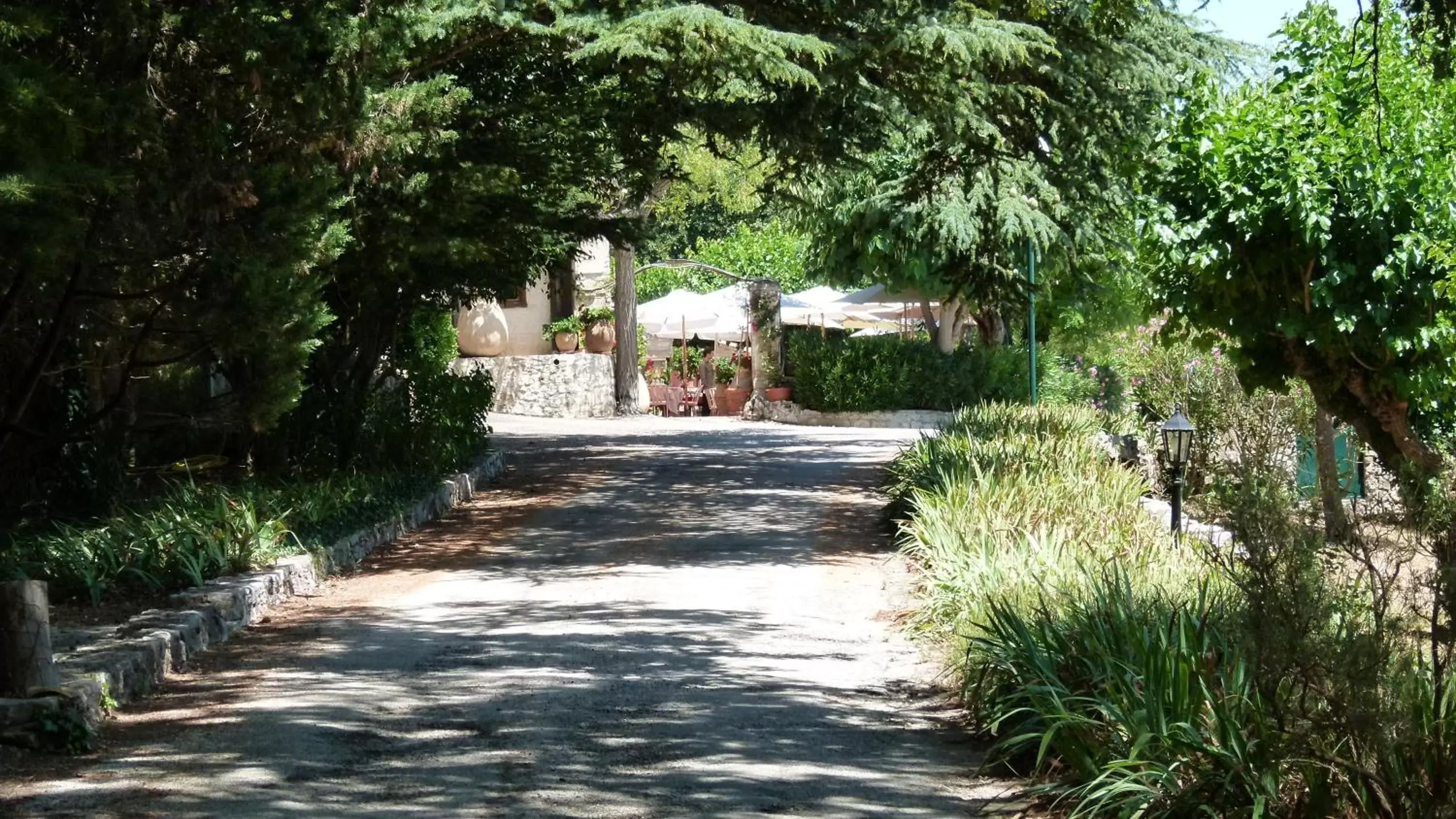 Facade/entrance, Garden in Domaine du Lac