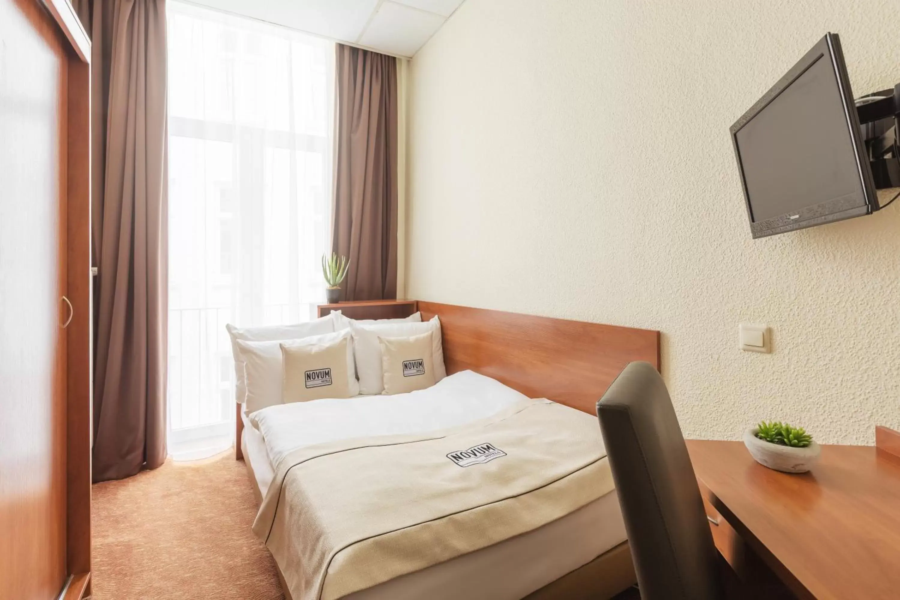 Photo of the whole room, Bed in Novum Hotel Hamburg Stadtzentrum