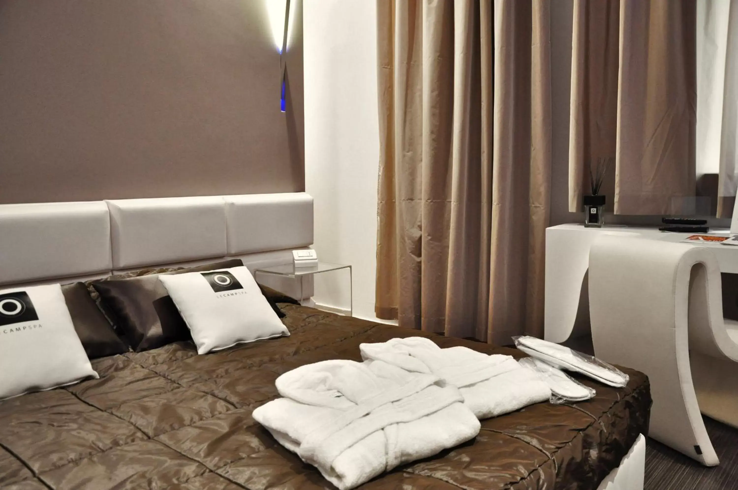 Bed in Le Camp Suite & Spa