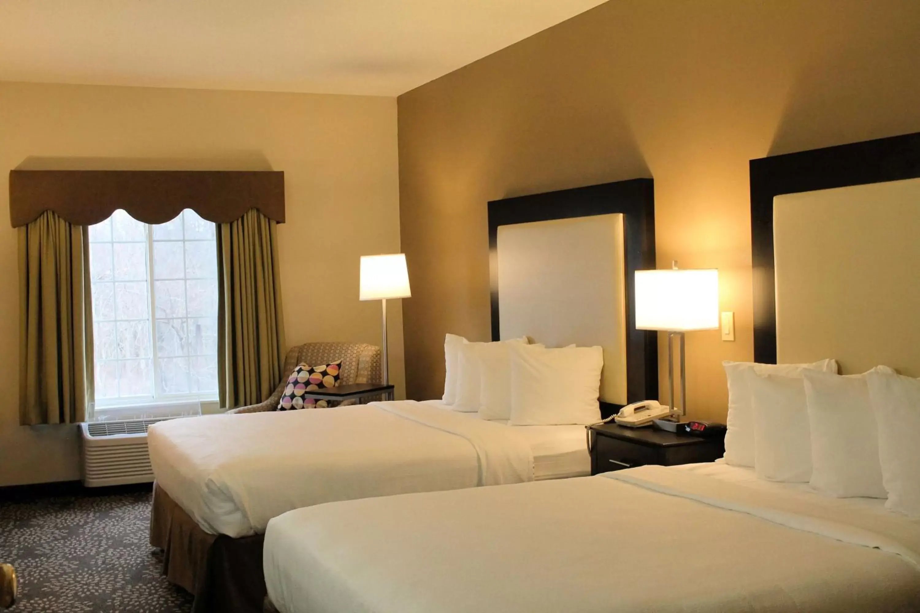 Photo of the whole room, Bed in Best Western Plus Des Moines West Inn & Suites