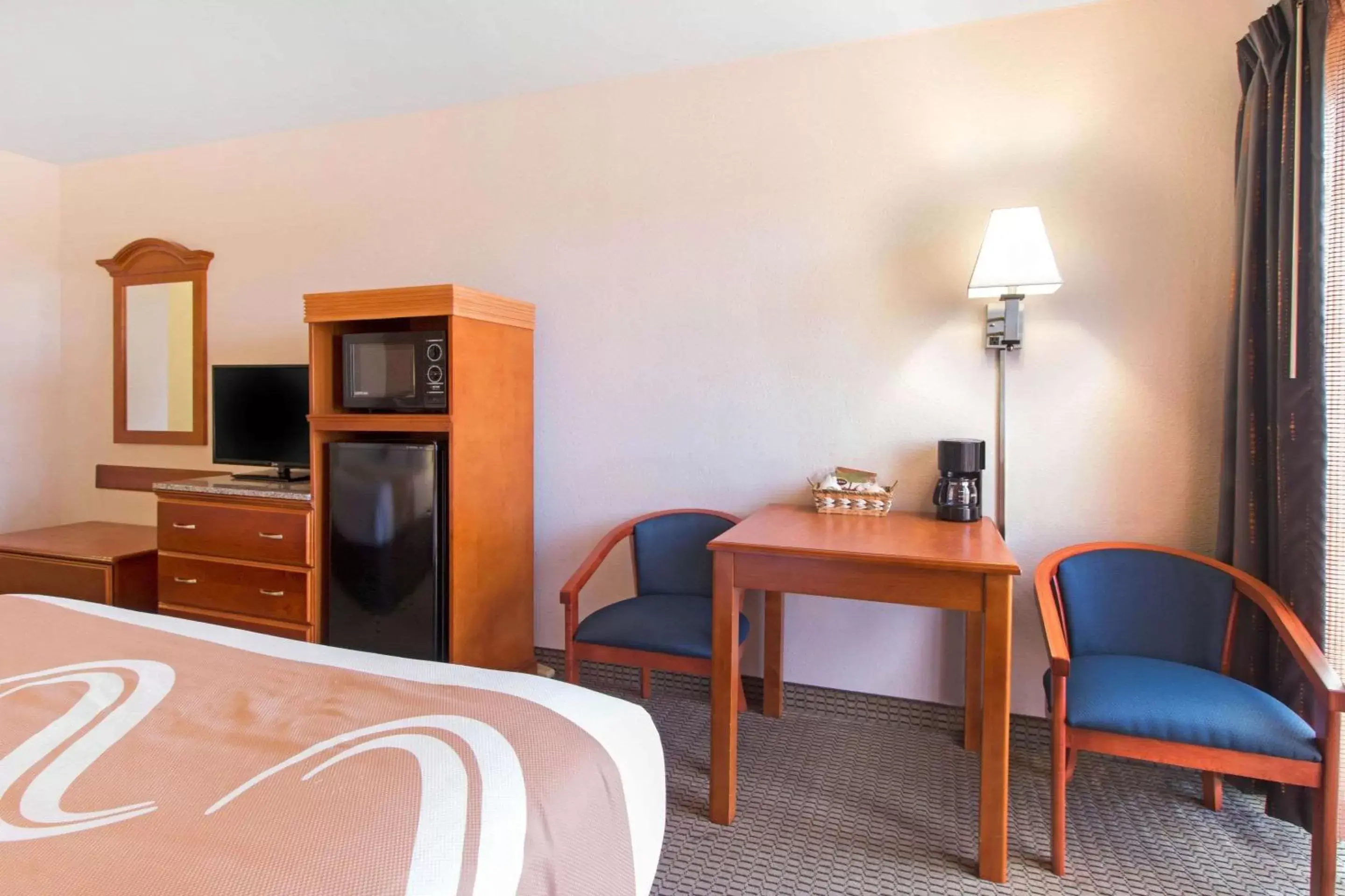 Photo of the whole room, TV/Entertainment Center in Quality Inn & Suites Redwood Coast