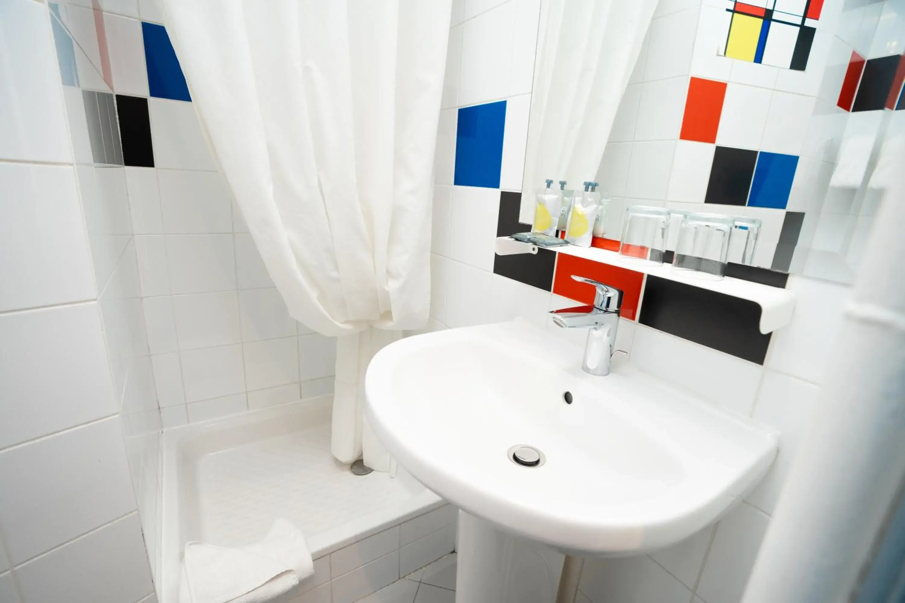 Shower, Bathroom in Hotel Du Mont Dore Batignolles