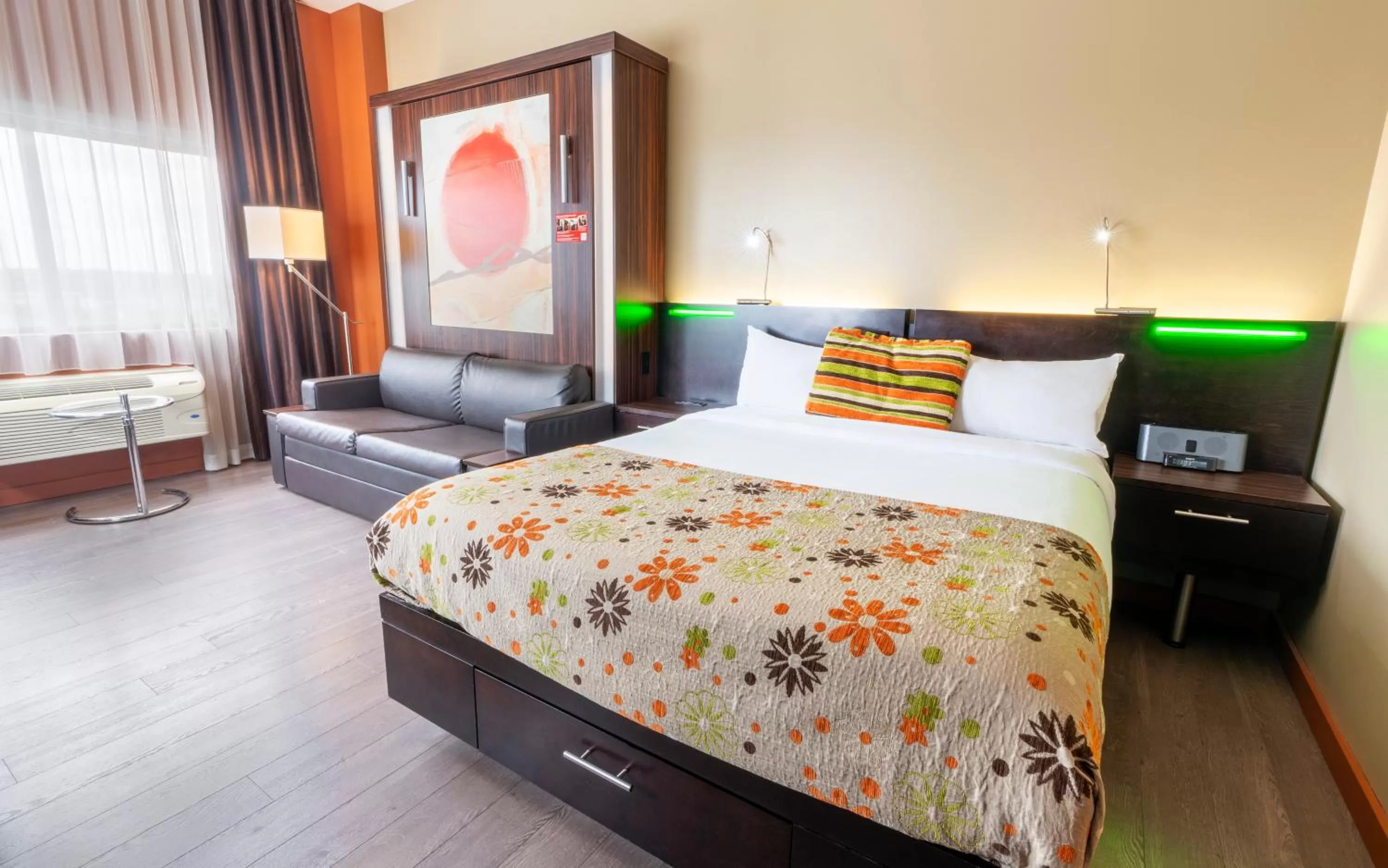 Bed in Hôtel Must Aéroport de Québec par JARO