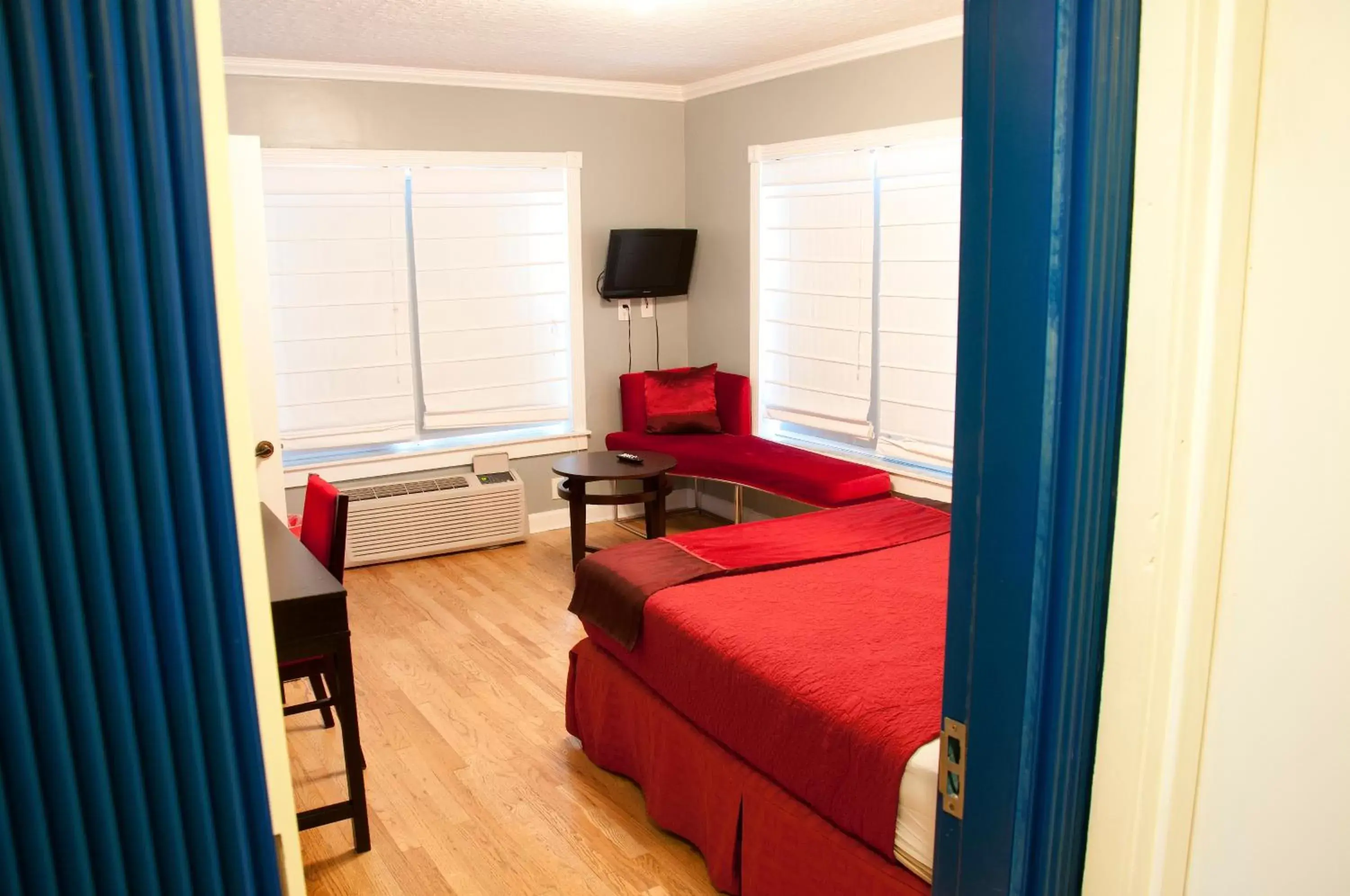 Bed, Seating Area in Ponce De Leon Hotel