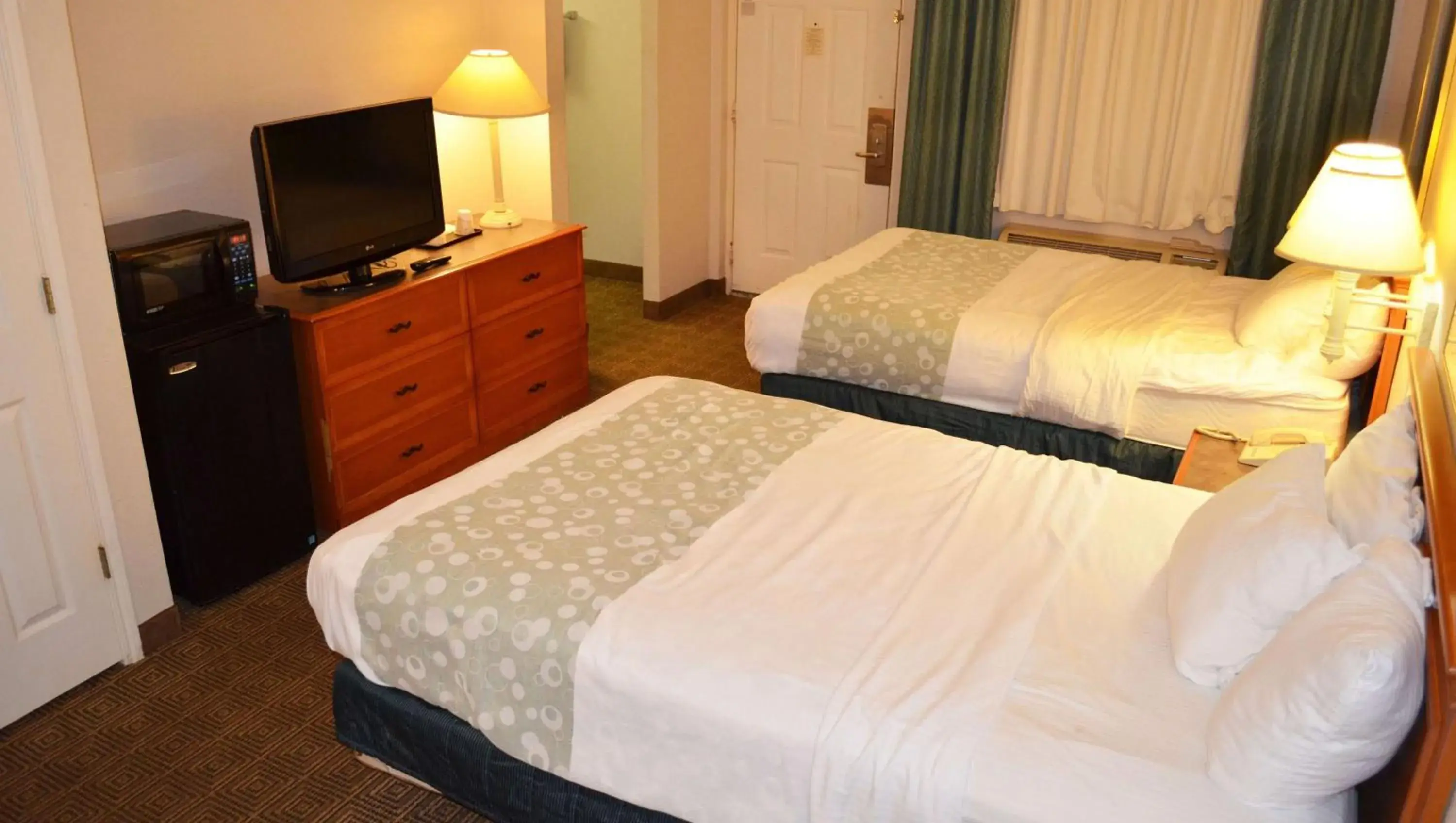 Photo of the whole room, Bed in Magnuson Hotel Texarkana