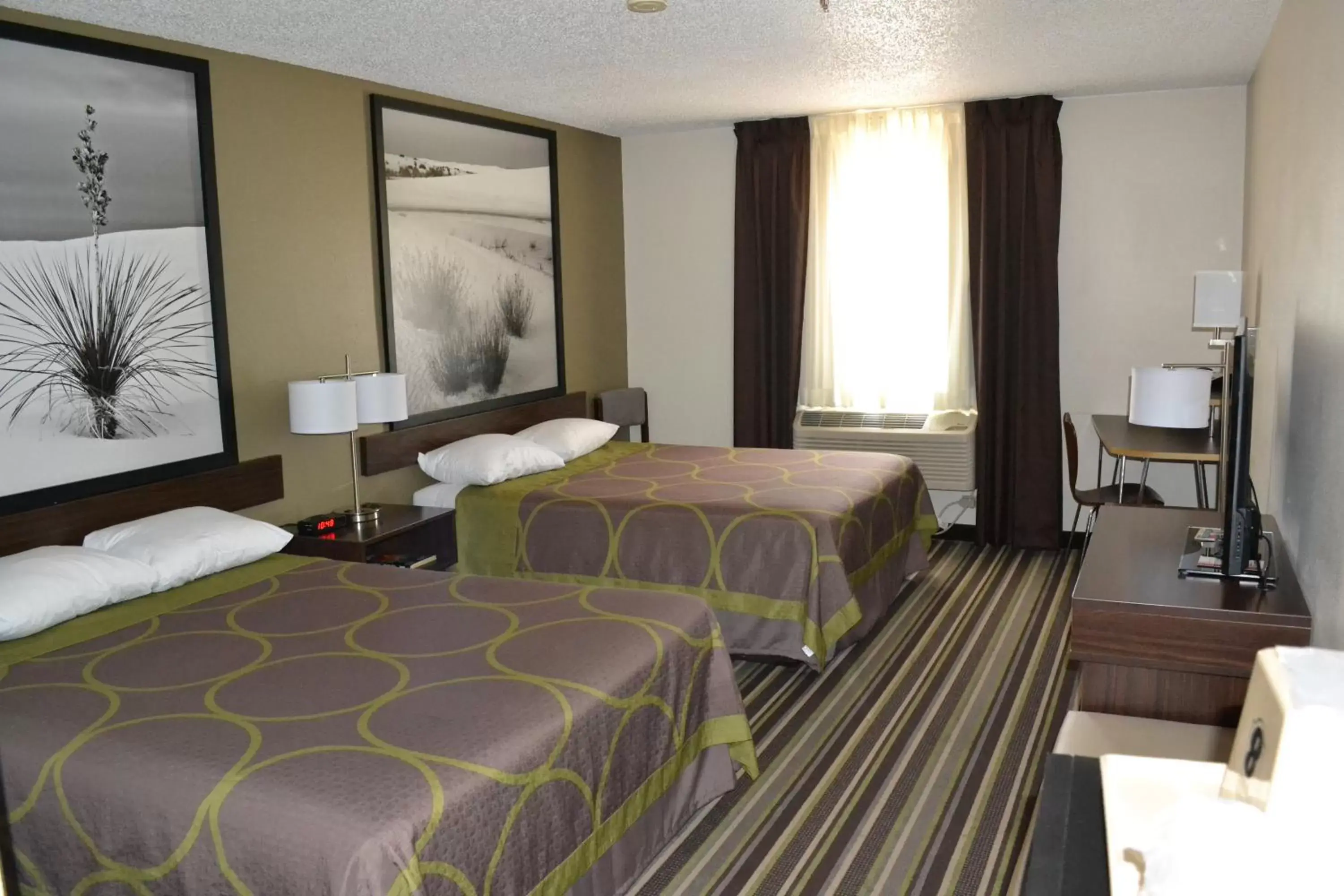 Photo of the whole room, Bed in Super 8 by Wyndham Roswell