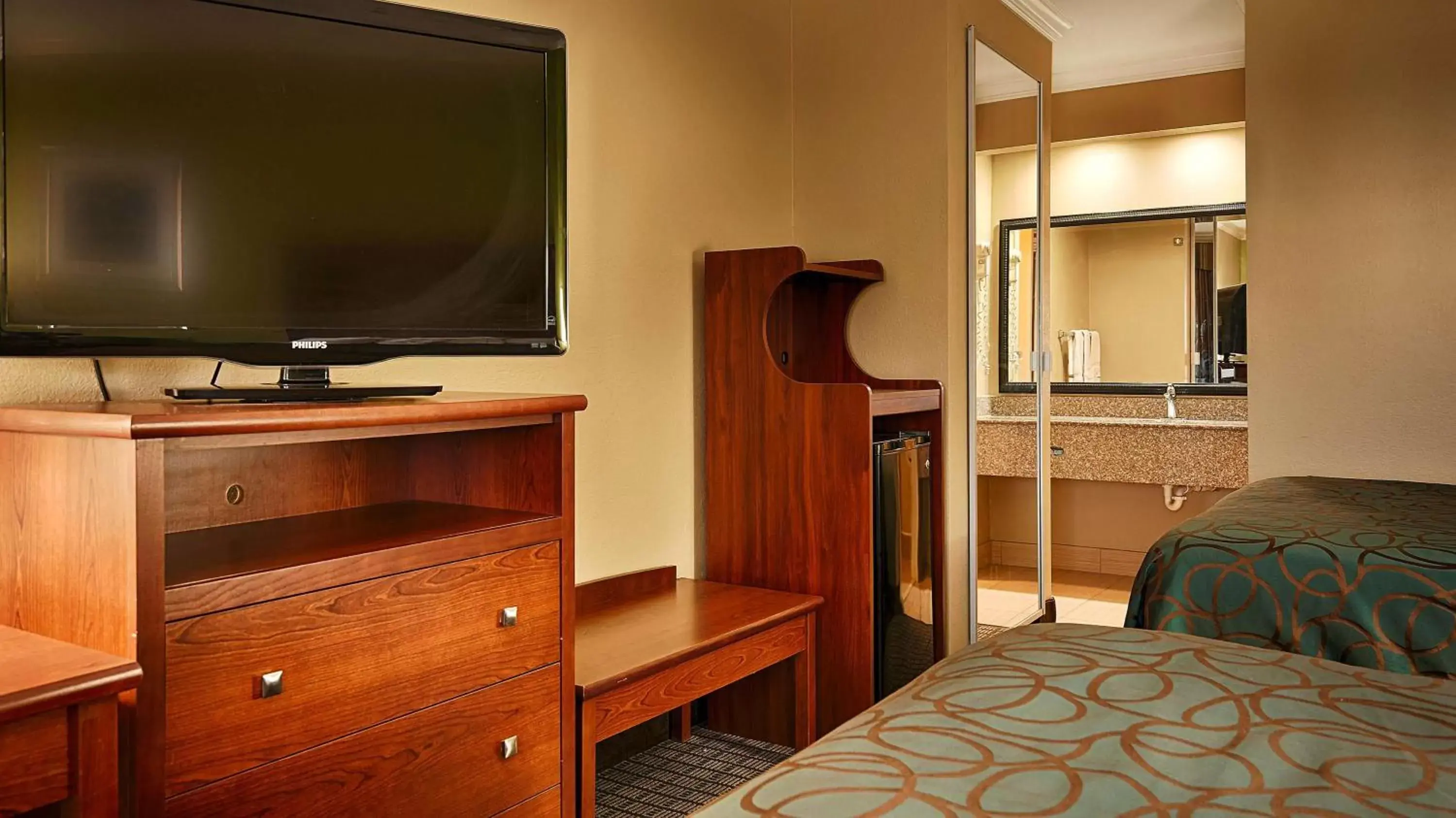 Photo of the whole room, TV/Entertainment Center in Best Western Paradise Inn
