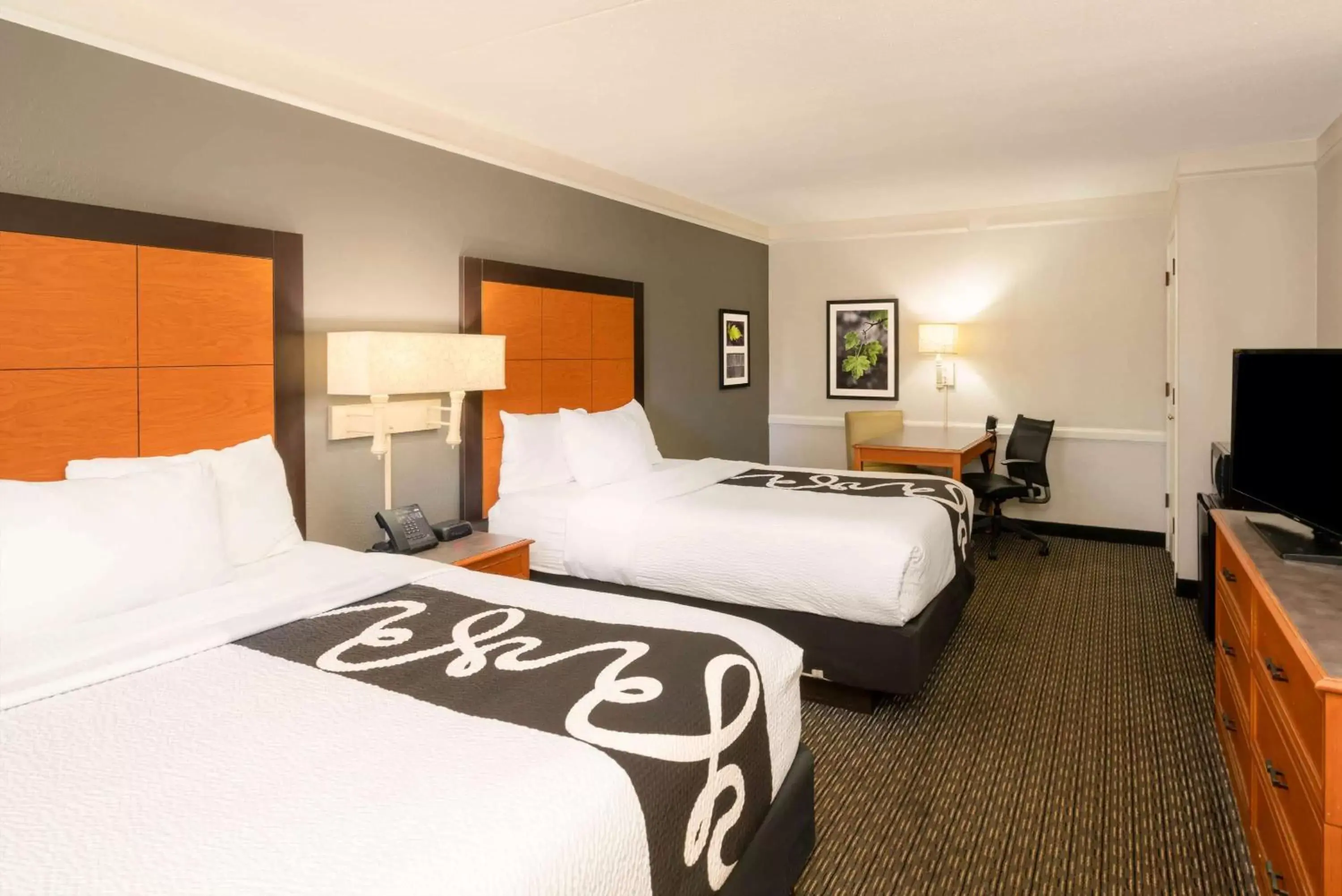 Photo of the whole room, Bed in La Quinta Inn by Wyndham Nashville South