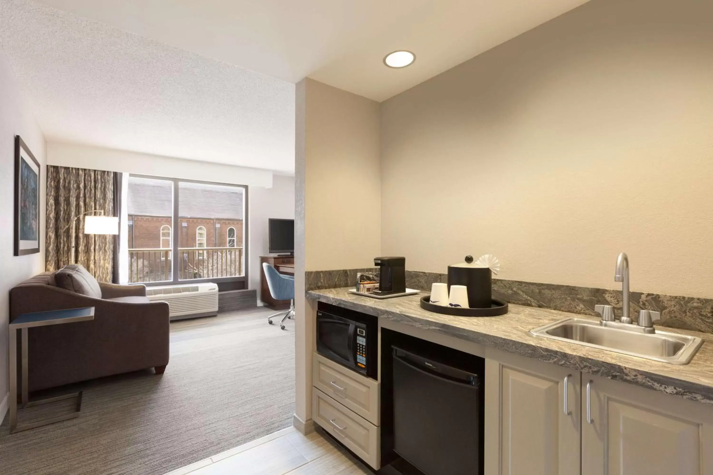 Bedroom, Kitchen/Kitchenette in Hampton Inn & Suites Nashville-Downtown