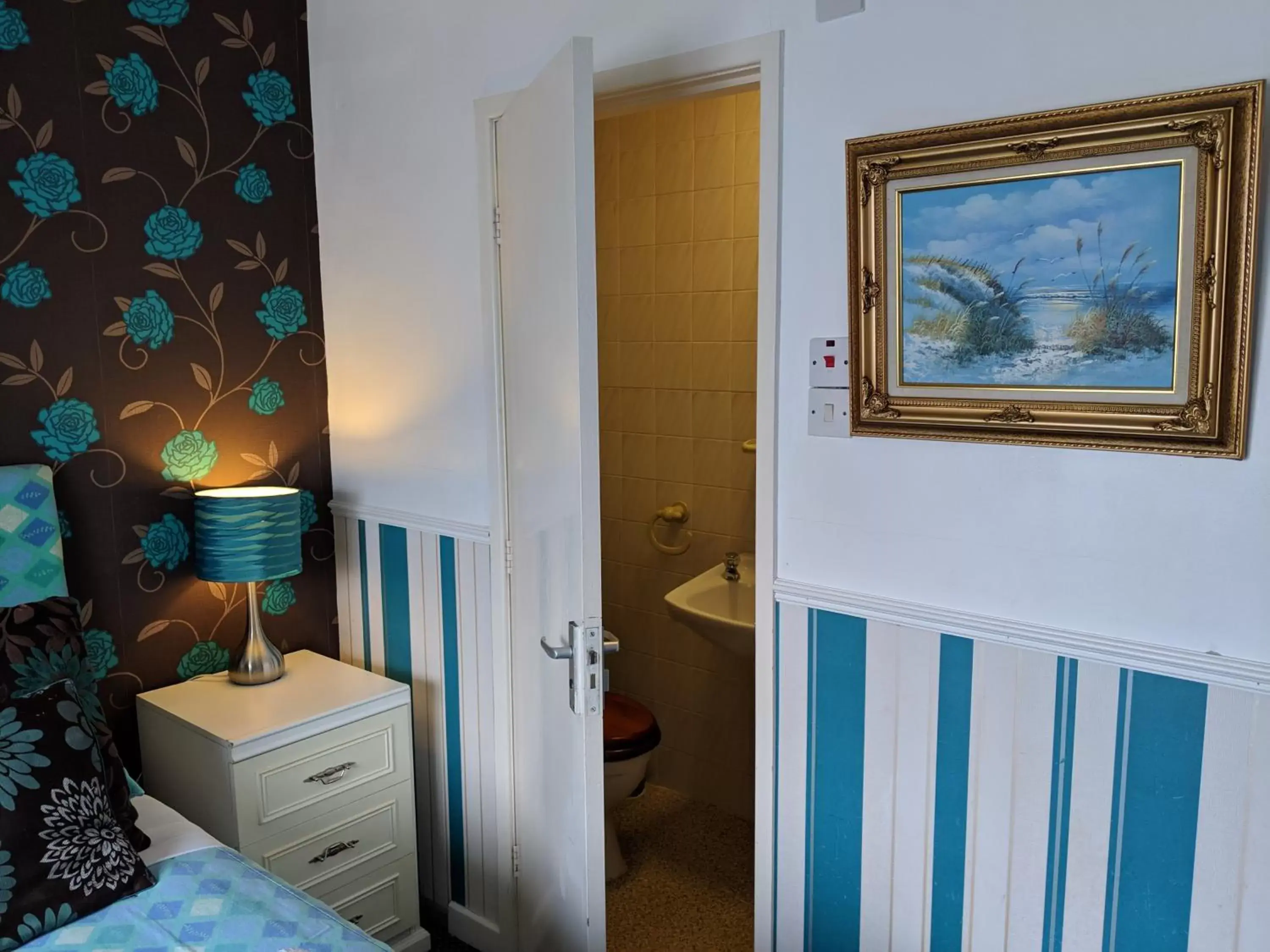 Bedroom, Bathroom in The New Guilderoy Hotel