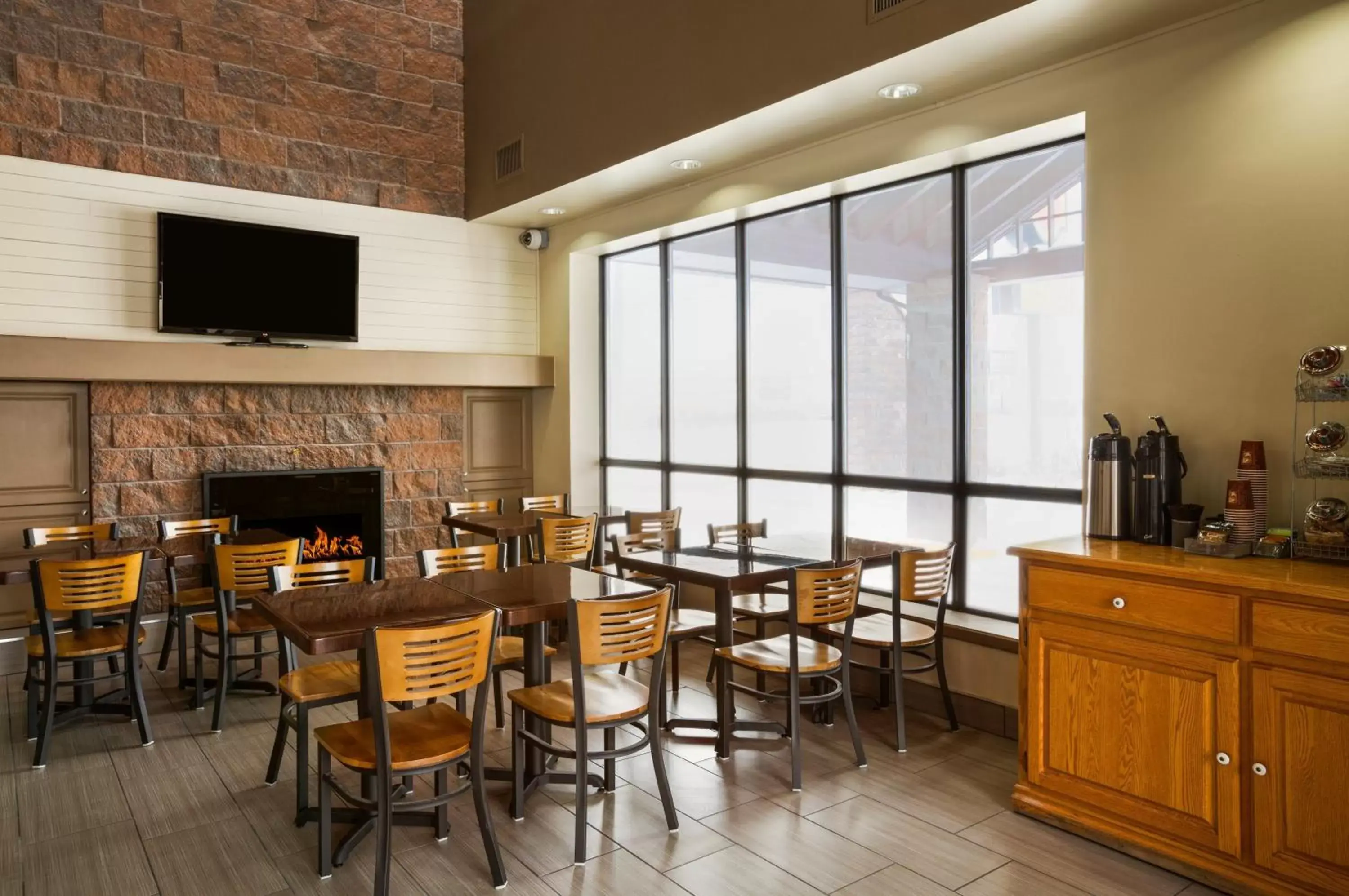 Lobby or reception, Restaurant/Places to Eat in Super 8 by Wyndham Timmins ON