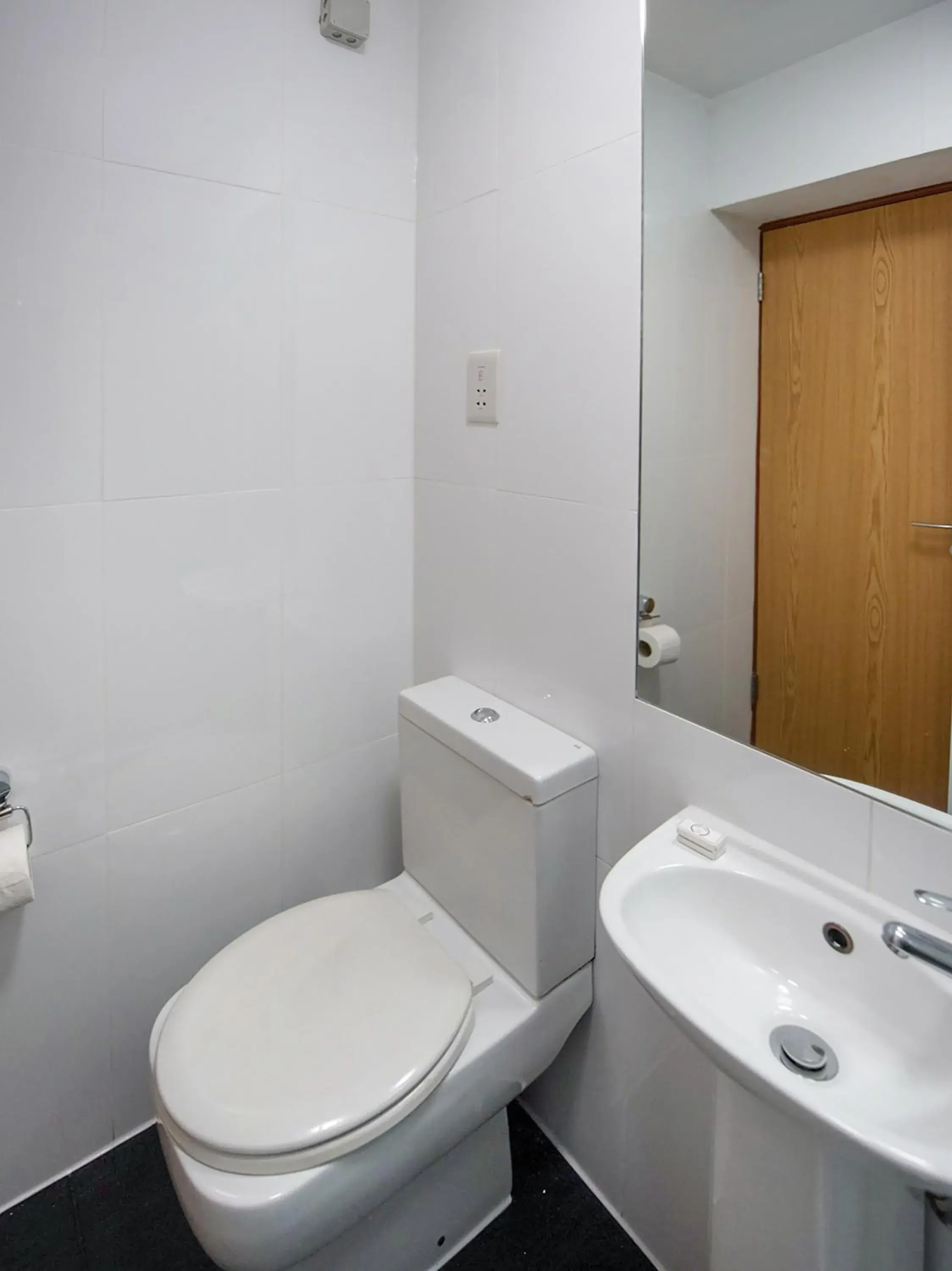 Bathroom in OYO Arinza Hotel, London Ilford