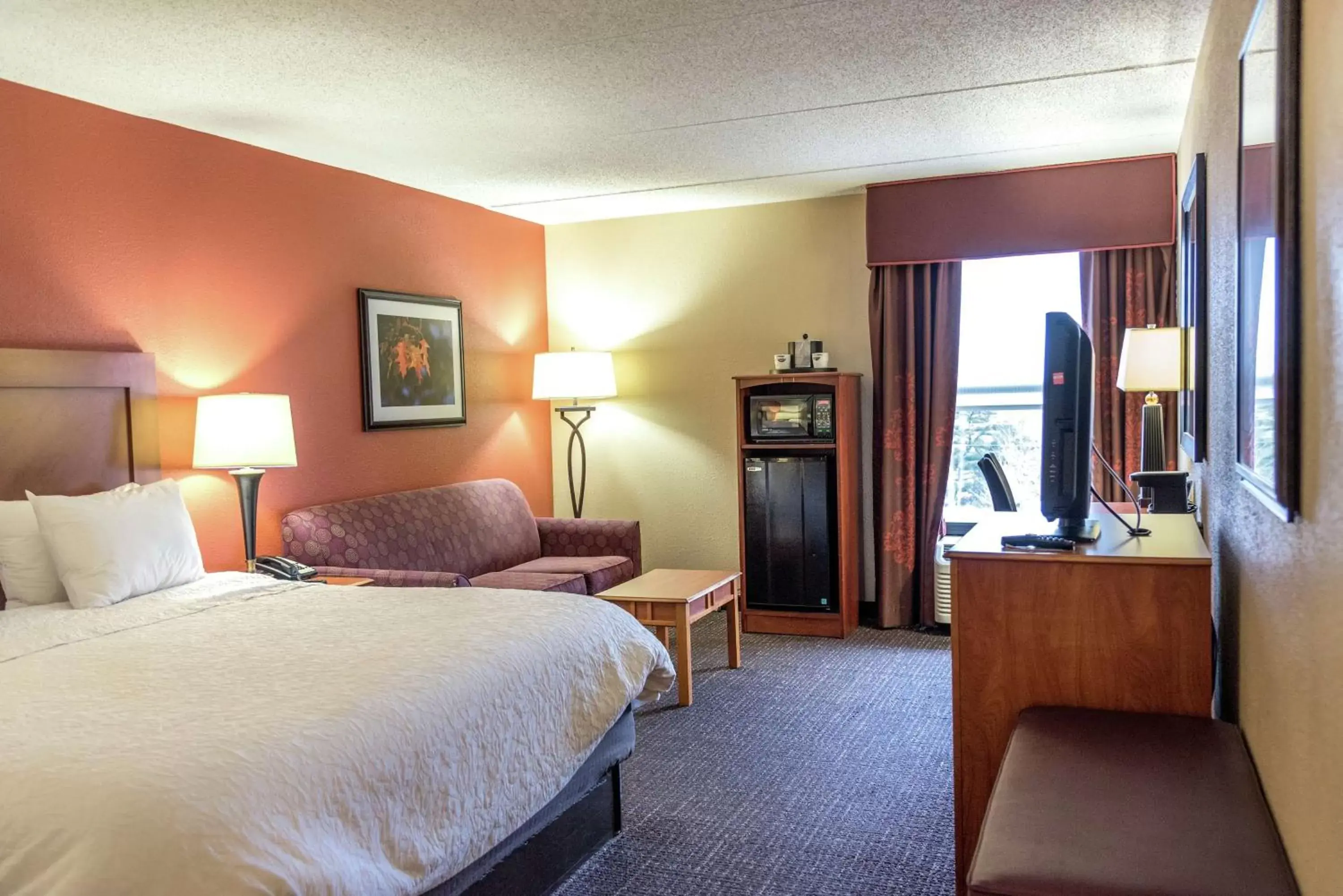 Living room, Bed in Hampton Inn Muskegon