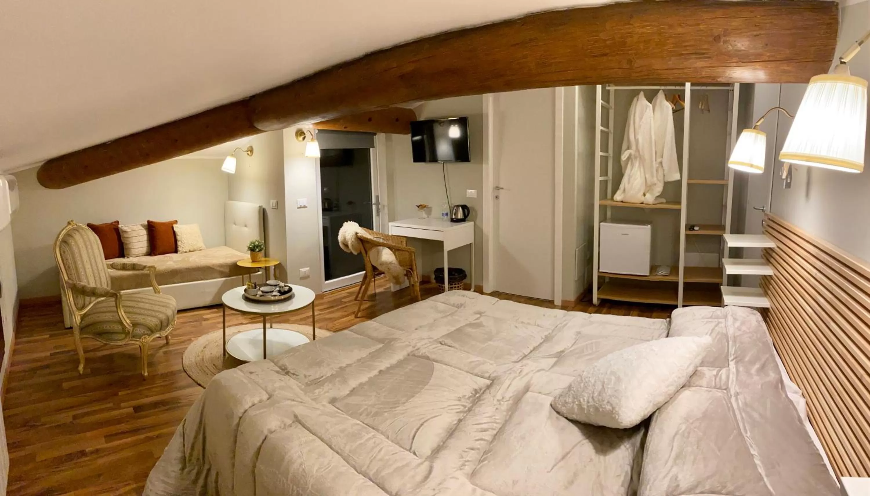 Photo of the whole room, Bed in La Casa Di Campagna Sul Garda