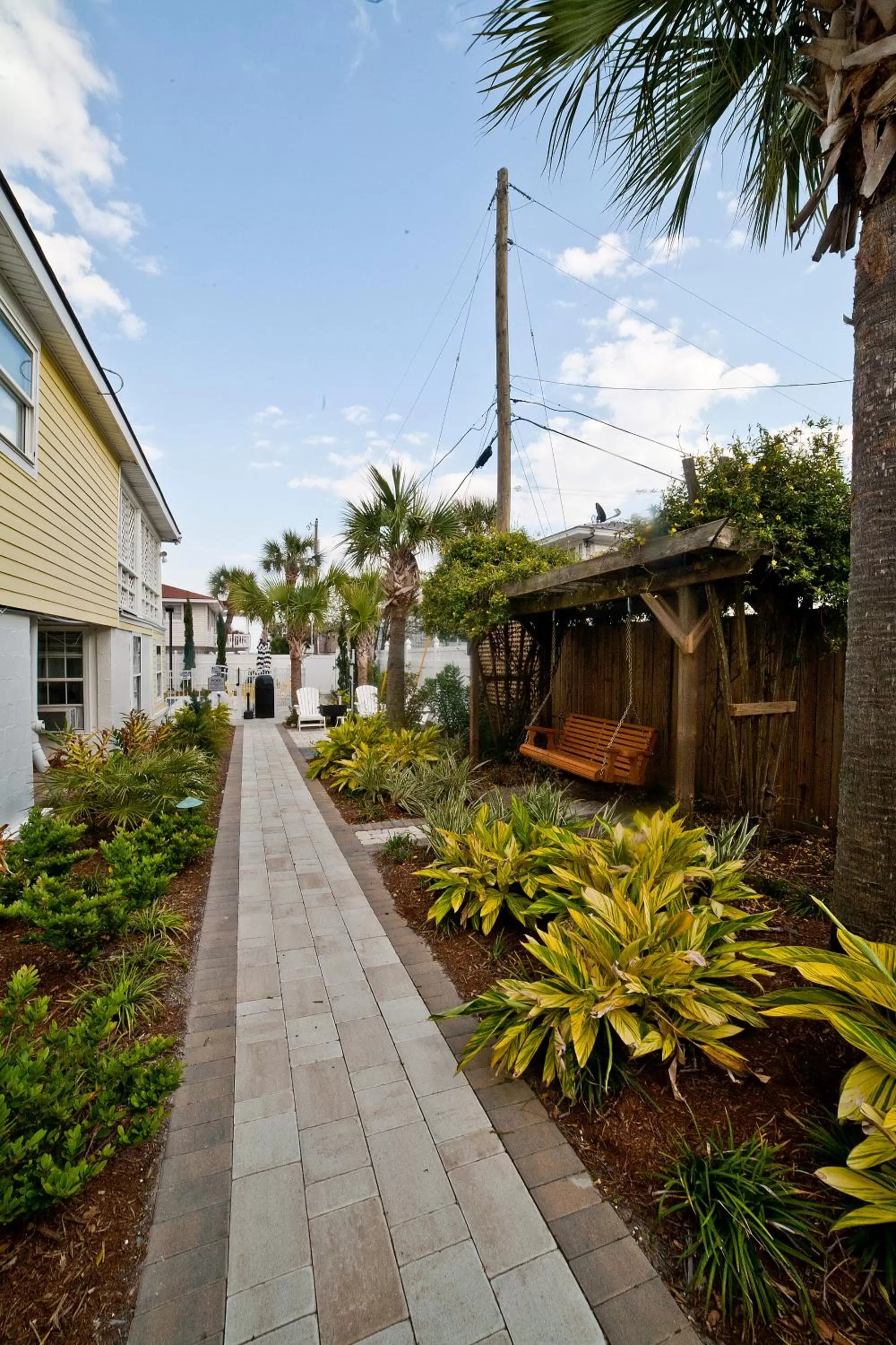 Garden, Property Building in Georgianne Inn & Suites check in 212 Bulter Ave