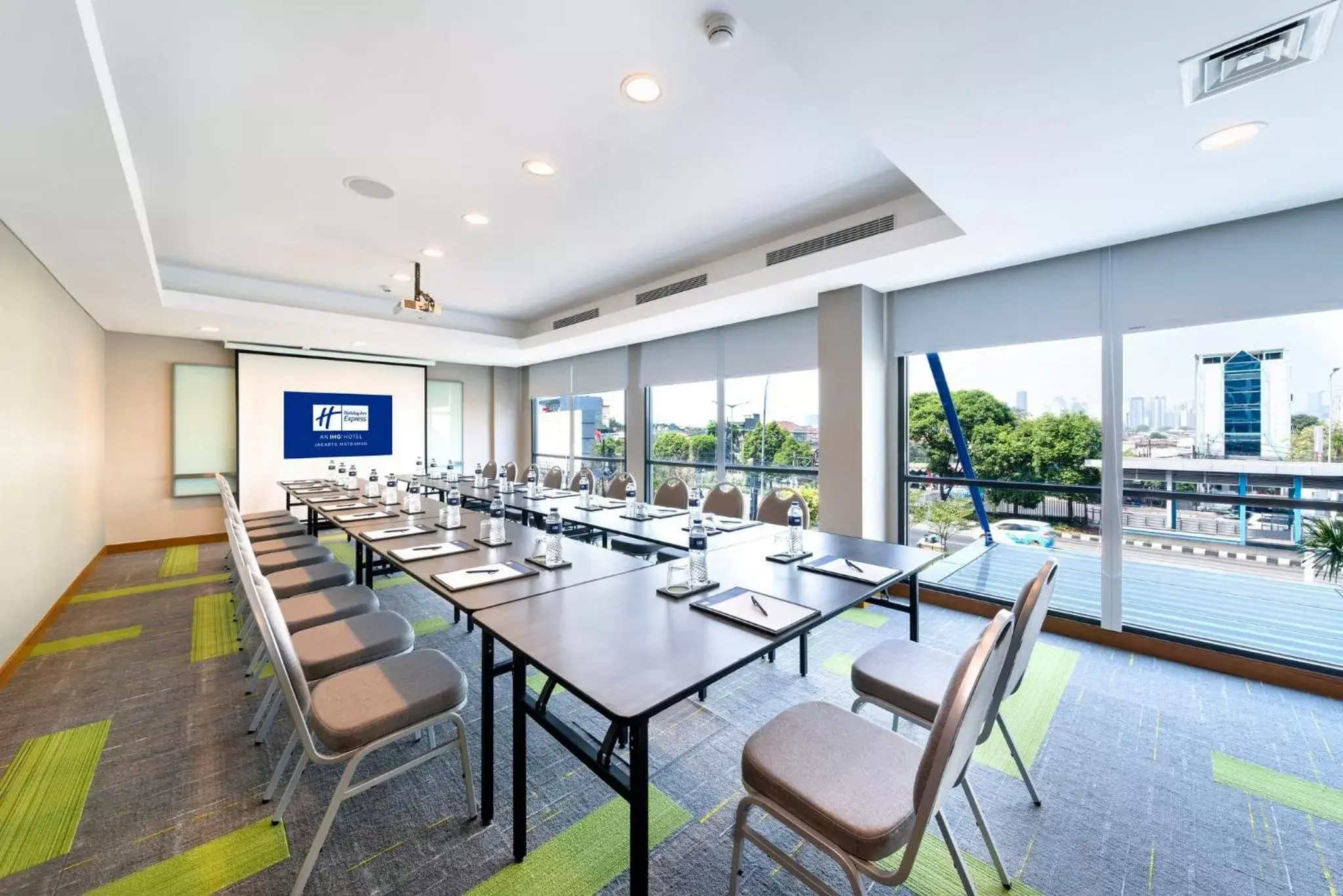 Meeting/conference room in Holiday Inn Express Jakarta Matraman, an IHG Hotel