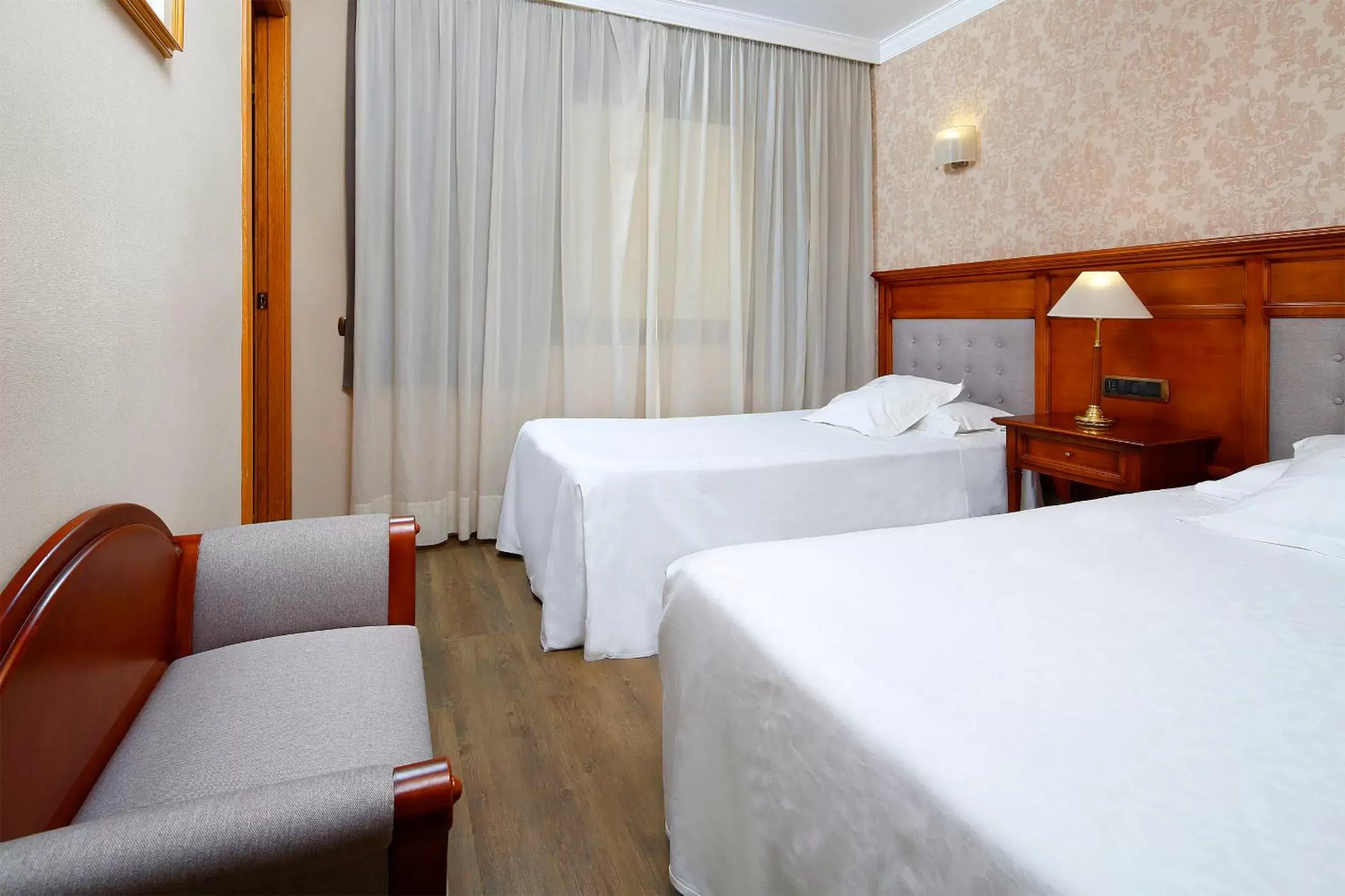 Bedroom, Bed in Apartaments-Hotel Hispanos 7 Suiza
