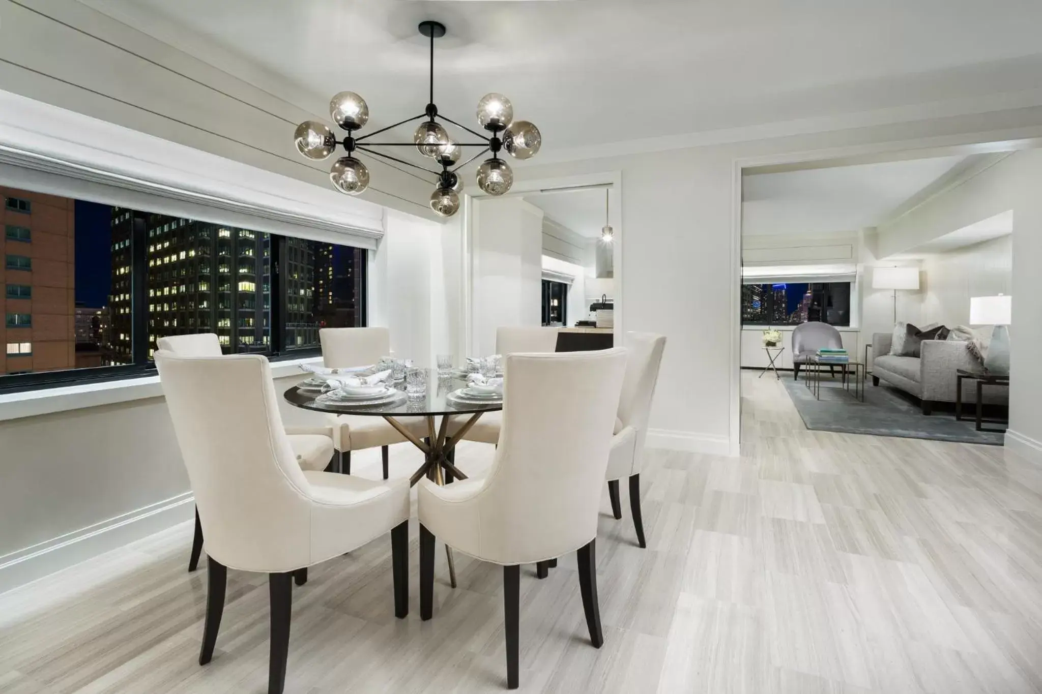 Photo of the whole room, Dining Area in The Manhattan at Times Square