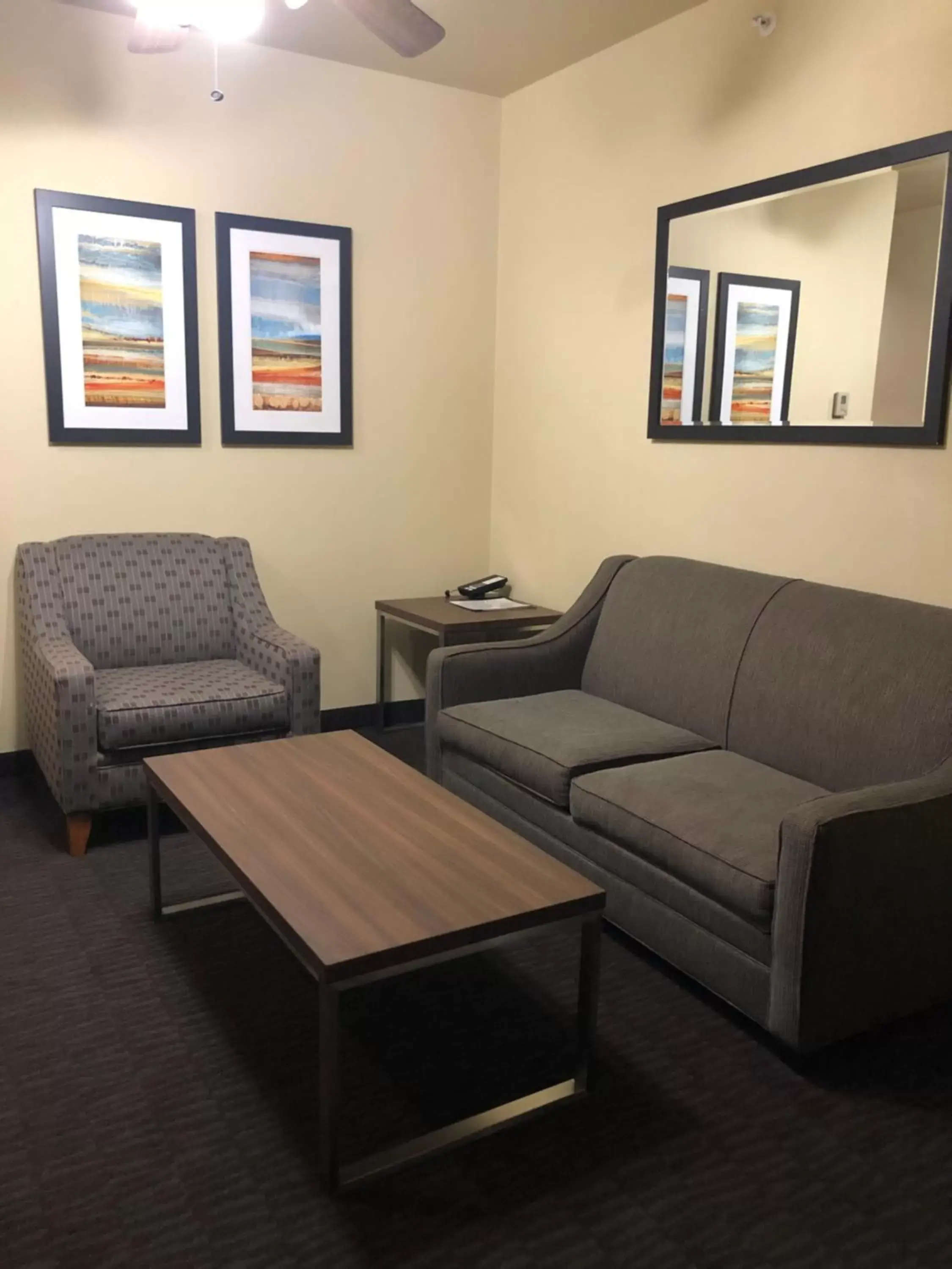 Seating Area in Best Western Plus Hill Country Suites - San Antonio