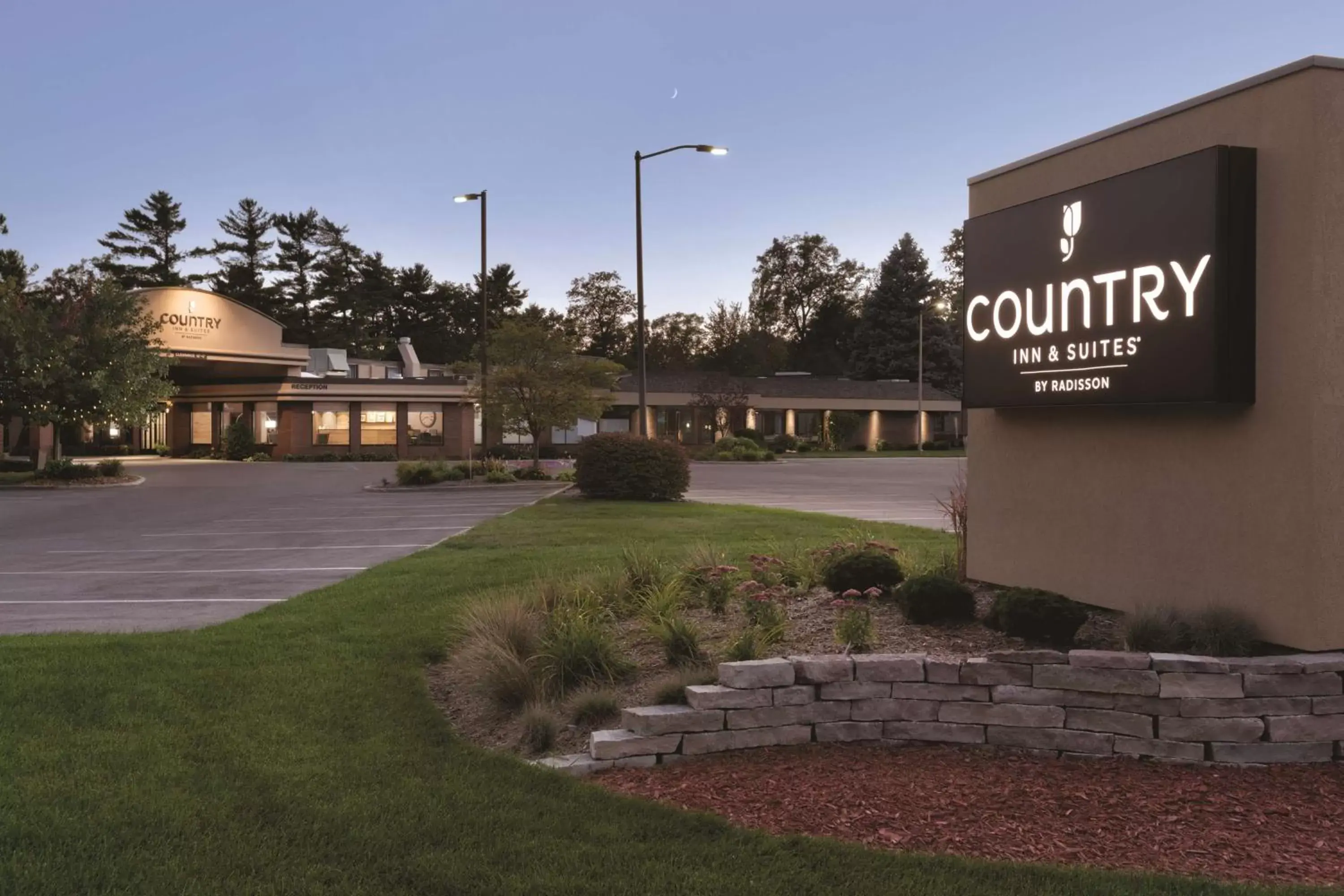 Property Building in Country Inn & Suites by Radisson, Traverse City, MI