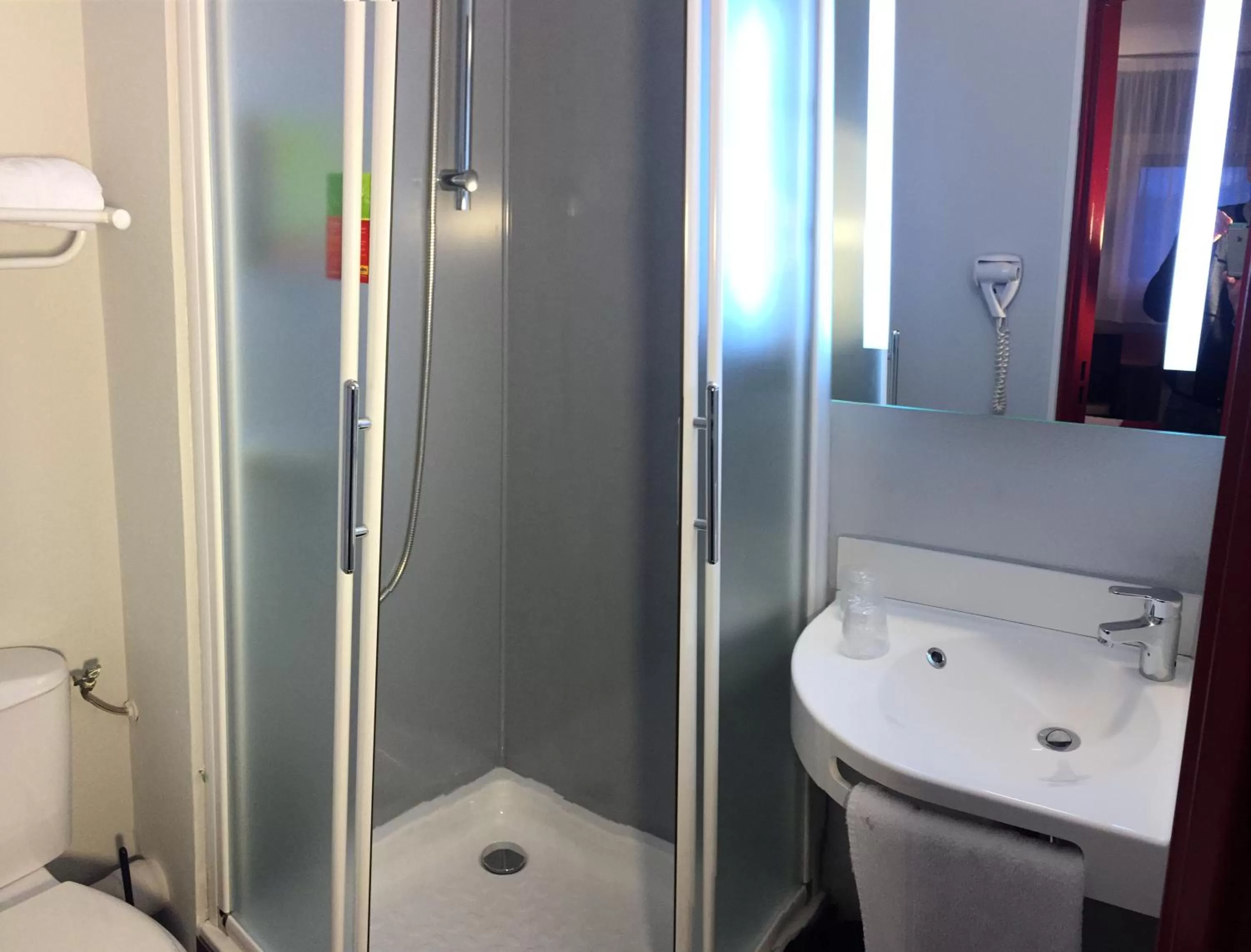 Bathroom in initial by balladins Amiens / Longueau