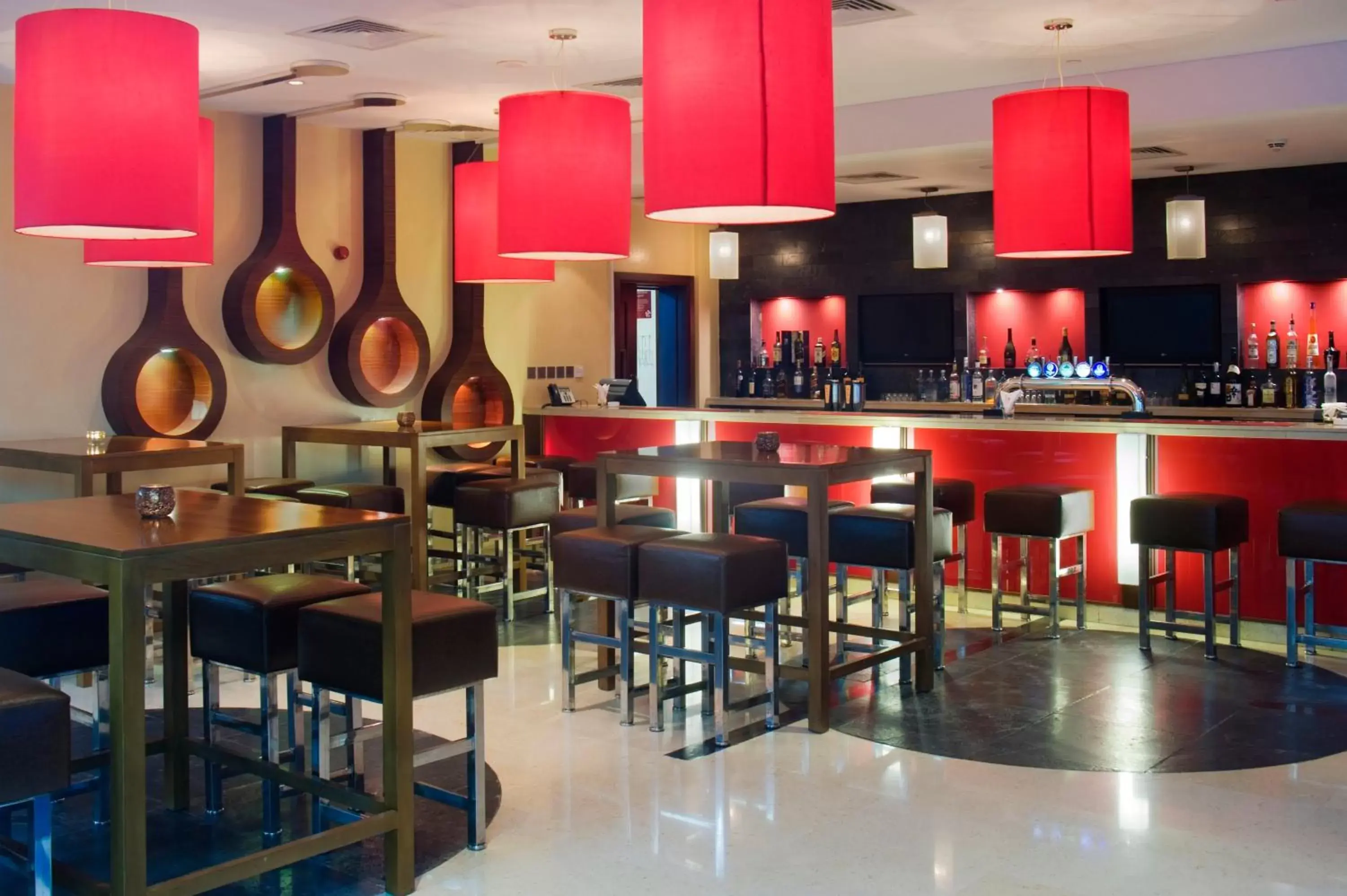 Lounge or bar, Lounge/Bar in Crowne Plaza Sohar, an IHG Hotel