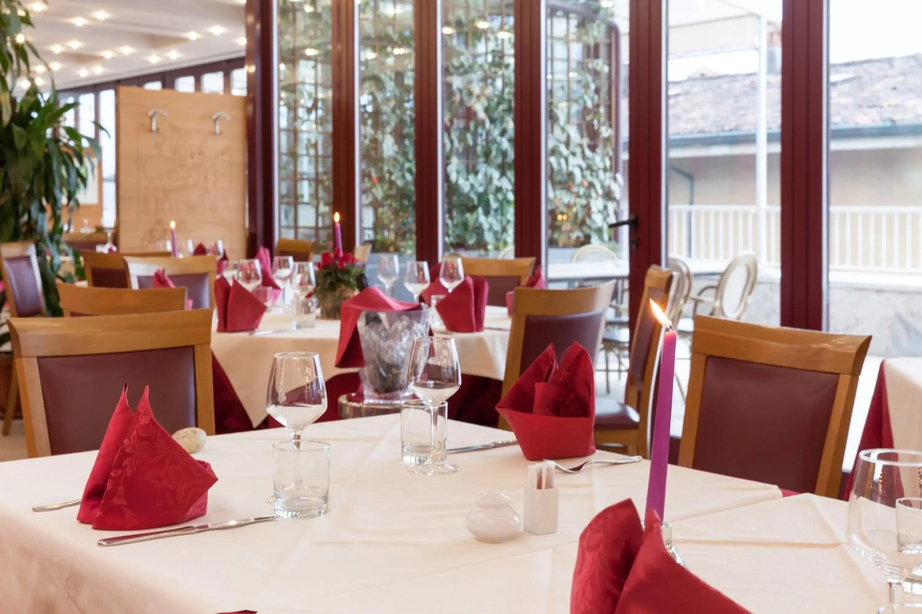 Restaurant/Places to Eat in Hotel Lovere Resort & Spa