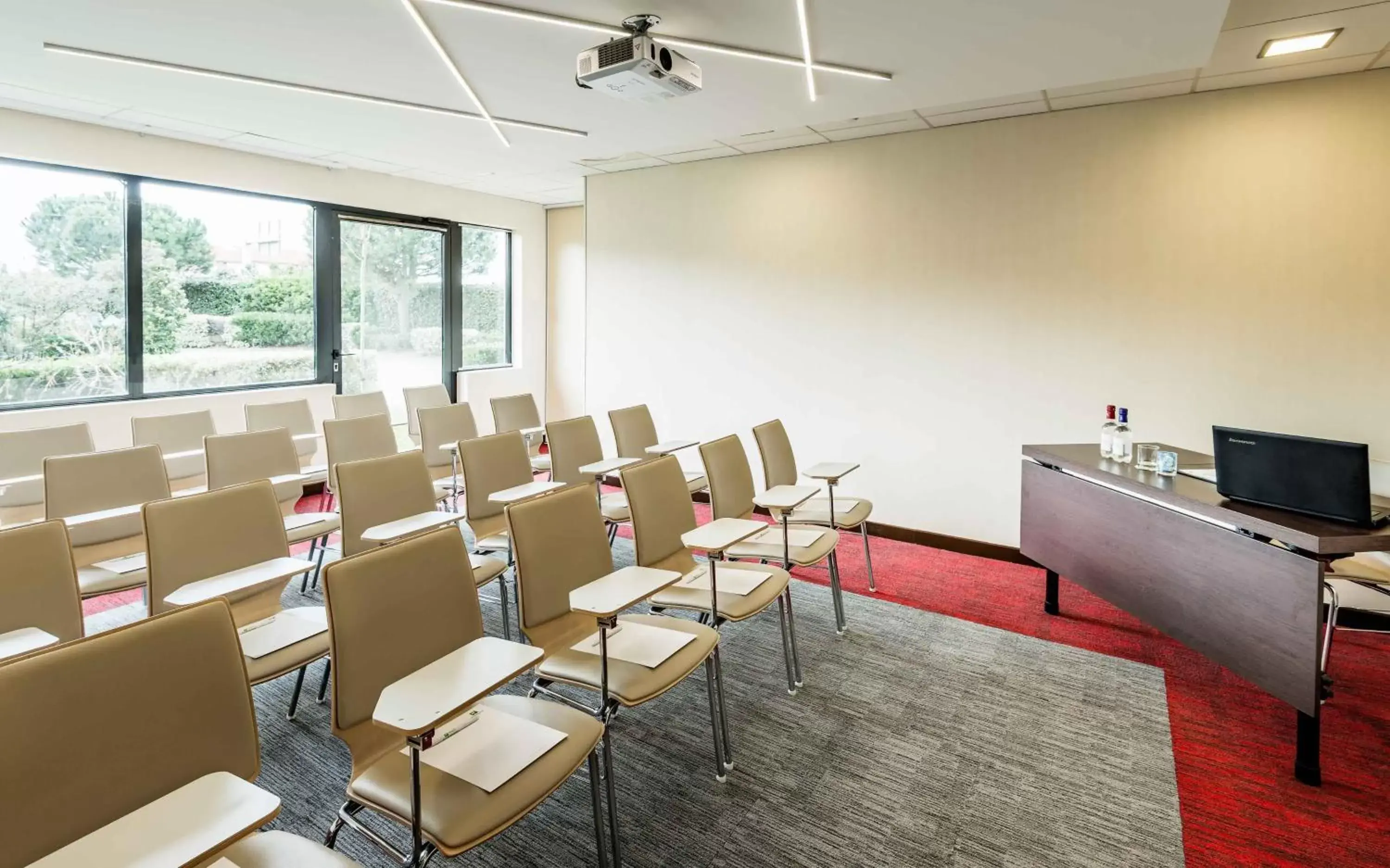 Meeting/conference room in Holiday Inn Toulouse Airport, an IHG Hotel
