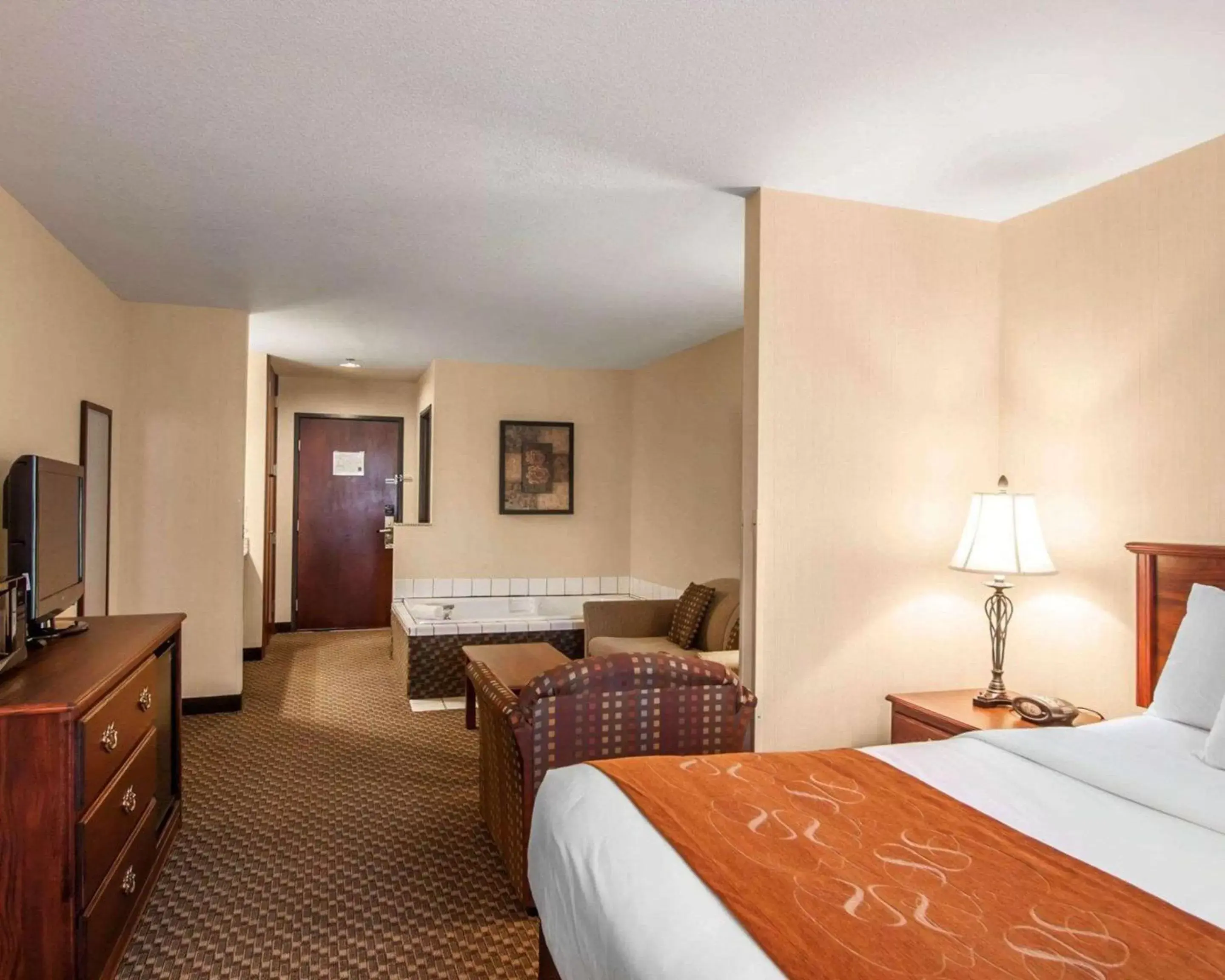 Photo of the whole room, Bed in Comfort Suites Corvallis