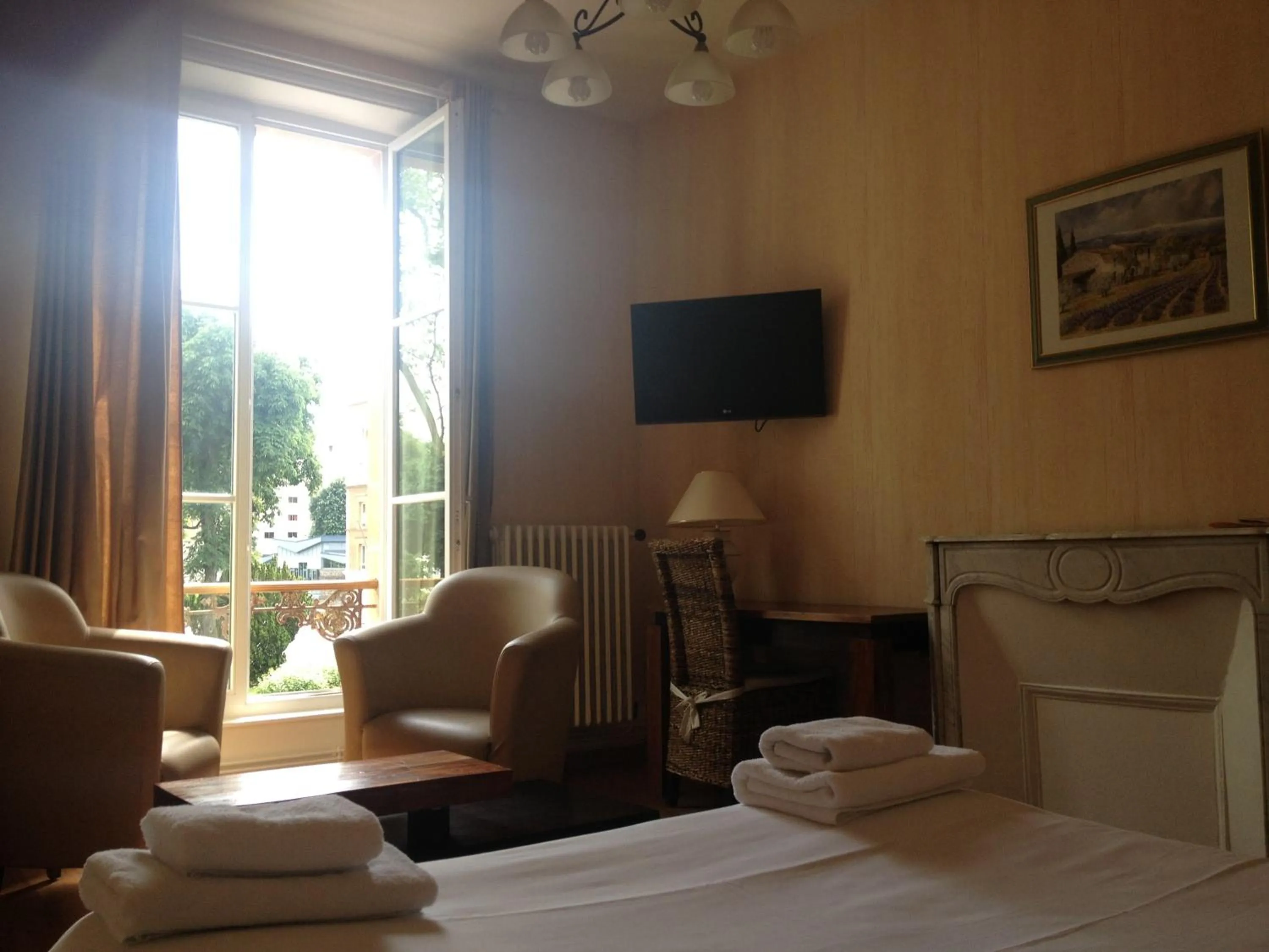 Photo of the whole room, Bed in Hotel Couleurs Sud Centre-ville Gare Charleville-Mézières