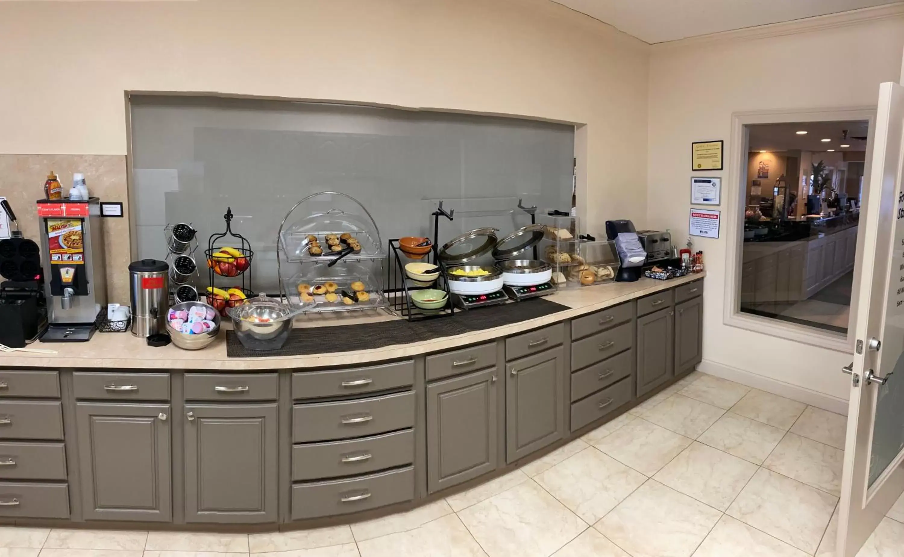 Breakfast, Kitchen/Kitchenette in Northfield Inn Suites and Conference Center