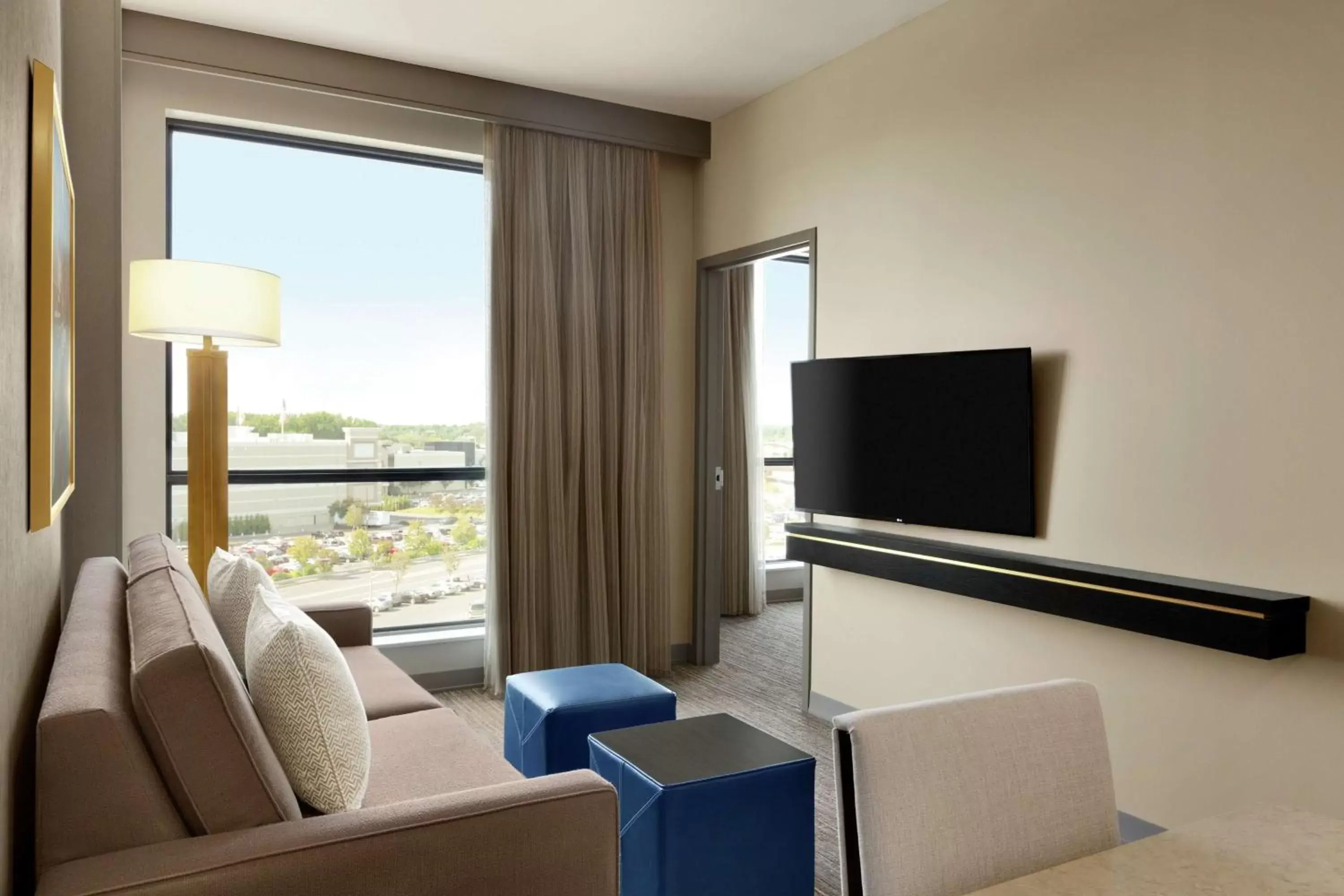 Bedroom, TV/Entertainment Center in Embassy Suites By Hilton Syracuse Destiny USA