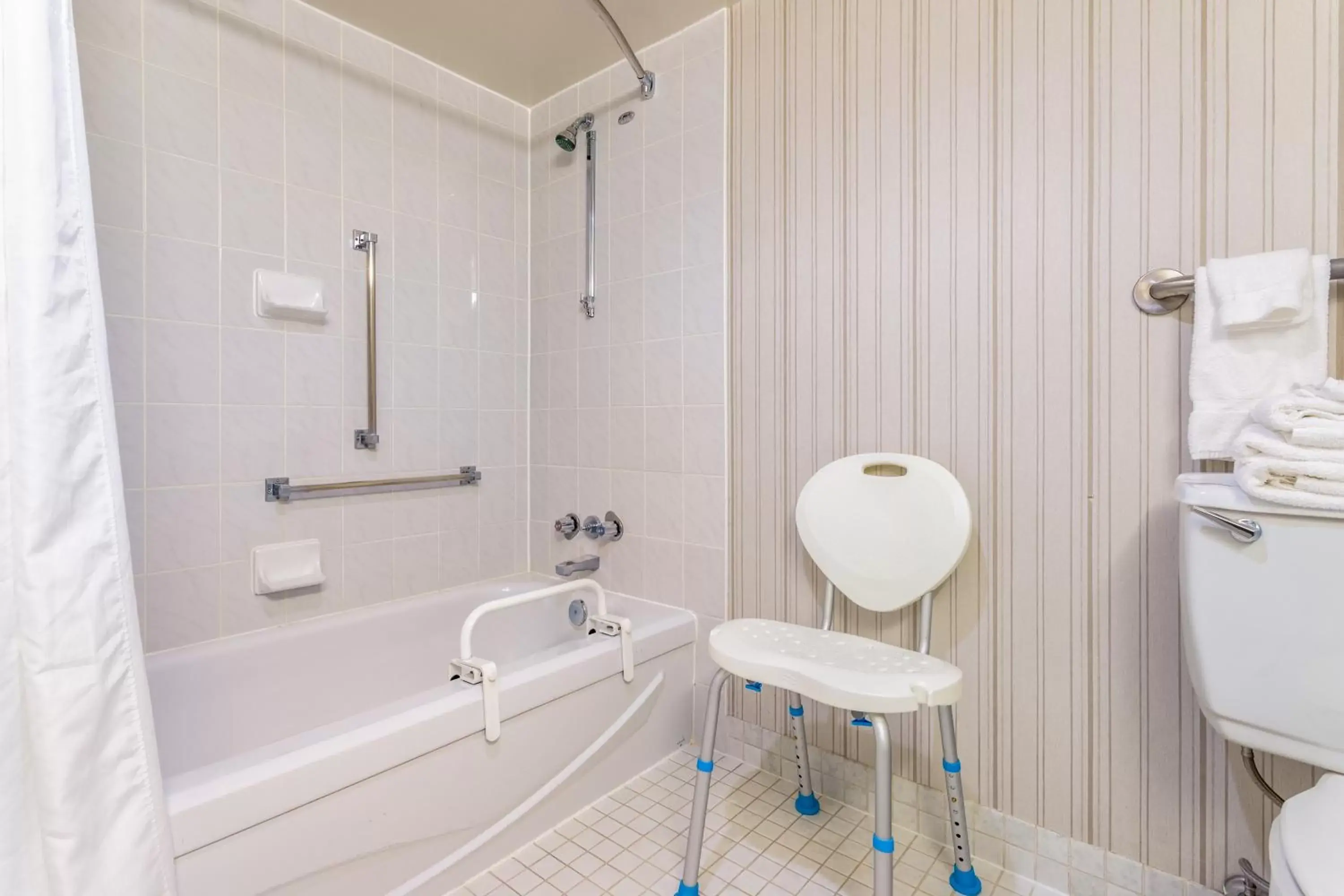 Shower, Bathroom in Ramada by Wyndham Northern Grand Hotel & Conference Centre