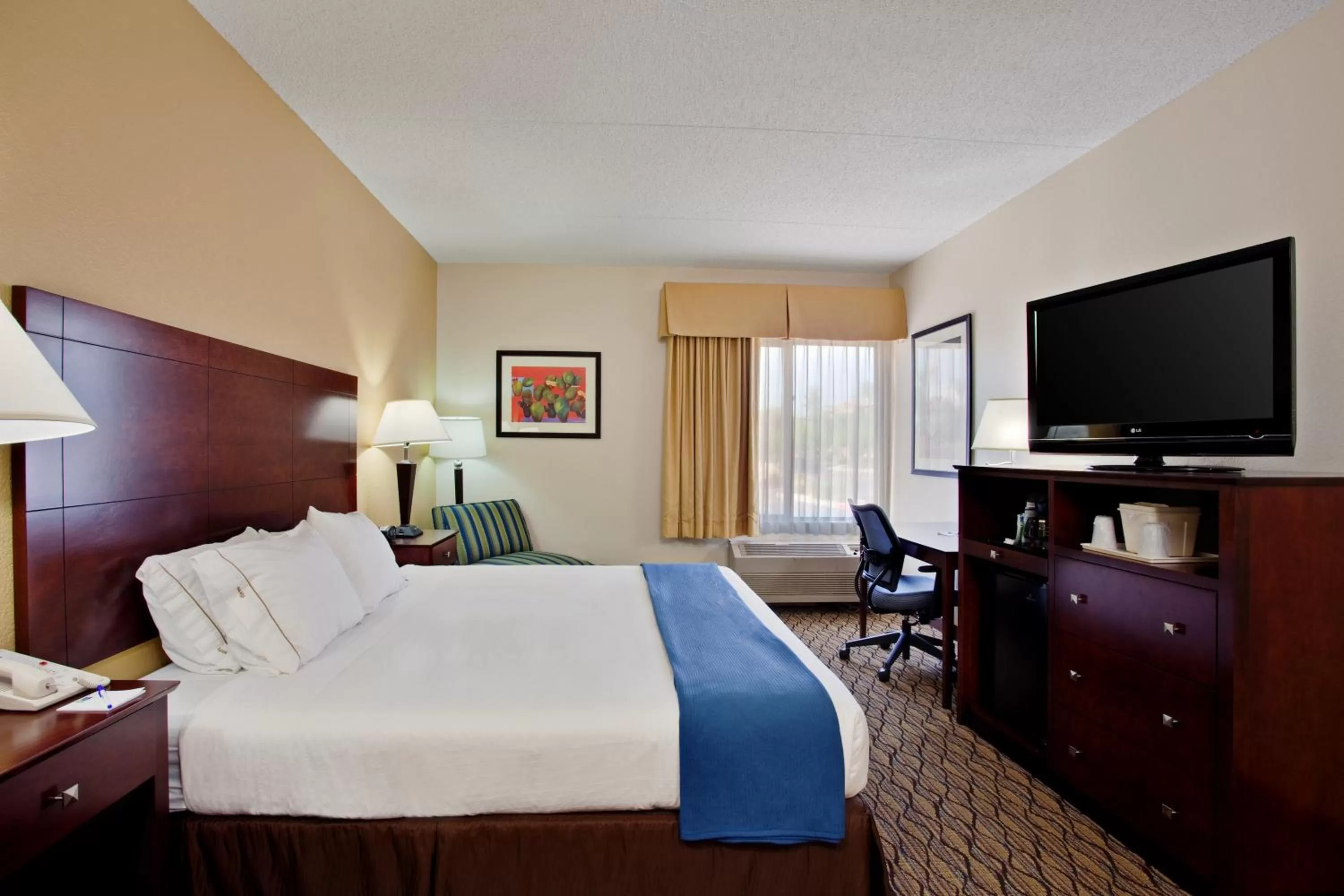 Photo of the whole room, Bed in Holiday Inn Express Scottsdale North by IHG