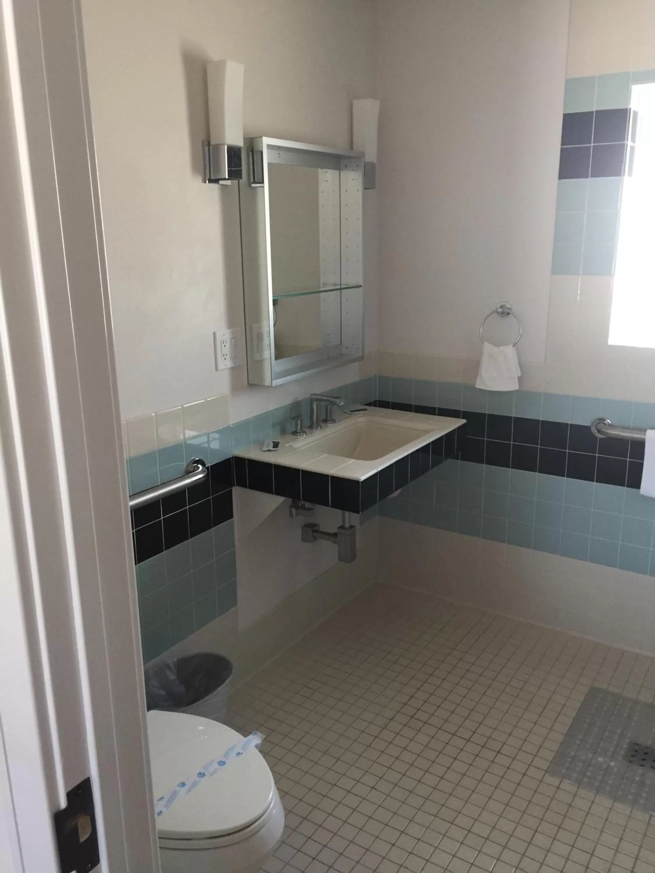 Shower, Bathroom in El Rancho Motel