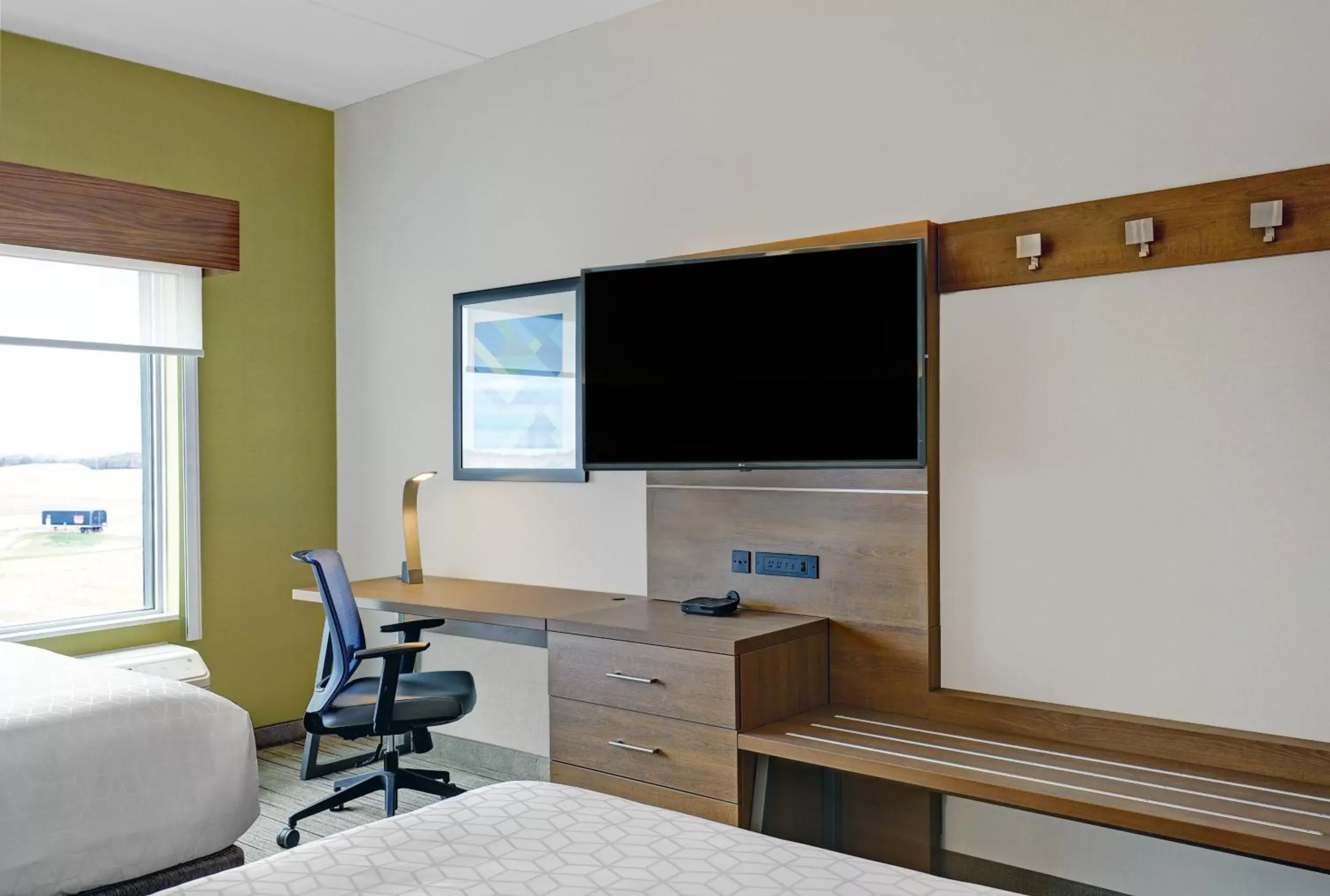 Photo of the whole room, TV/Entertainment Center in Holiday Inn Express & Suites - Port Elgin