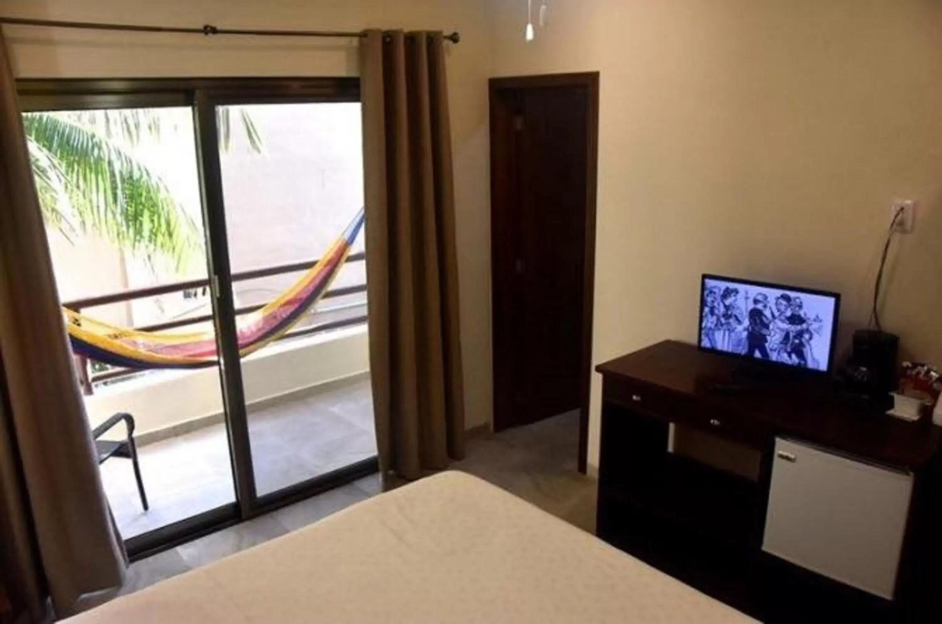 Bed, TV/Entertainment Center in Hotel Playa La Media Luna