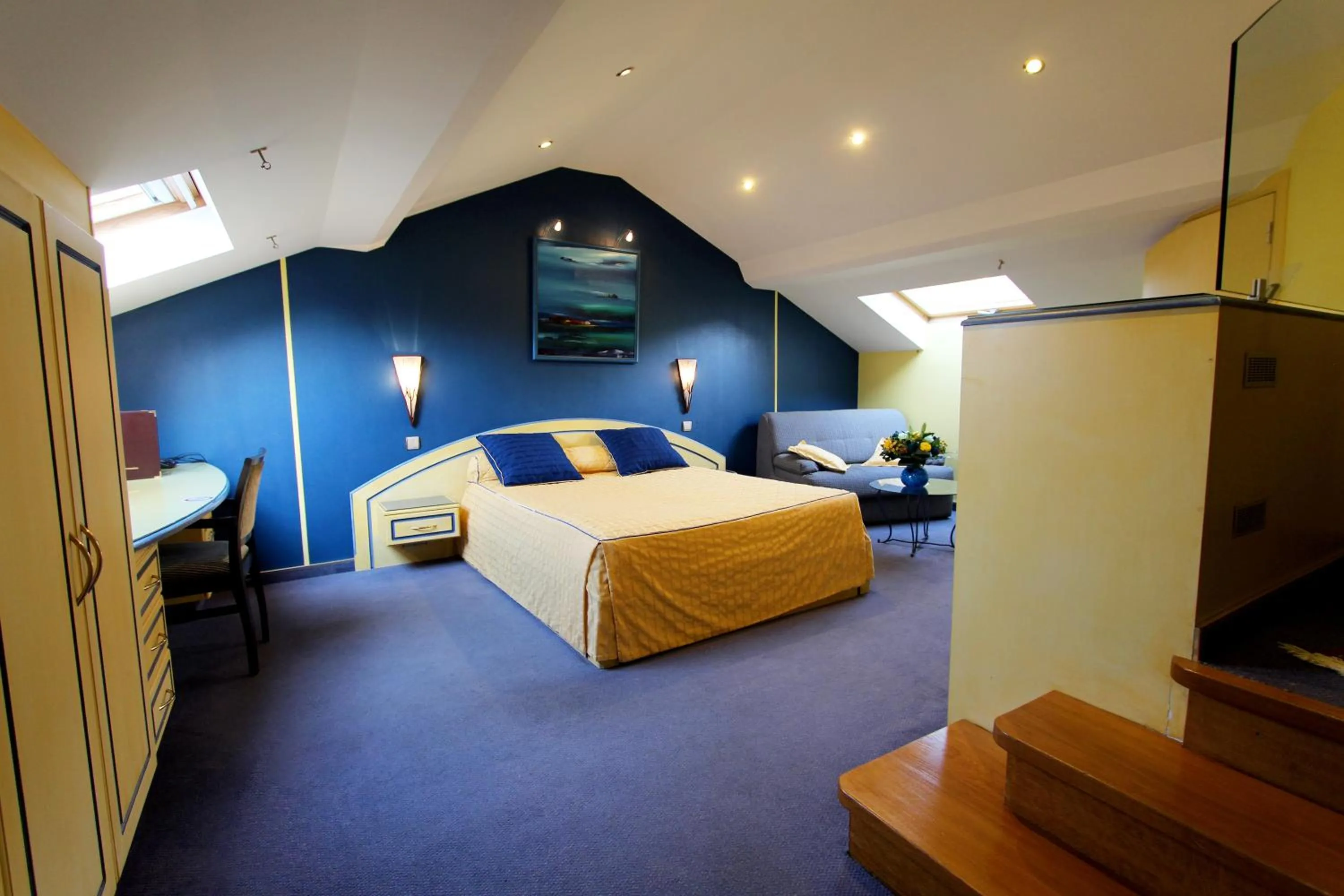 Photo of the whole room, Bed in Les Reflets Jaunes