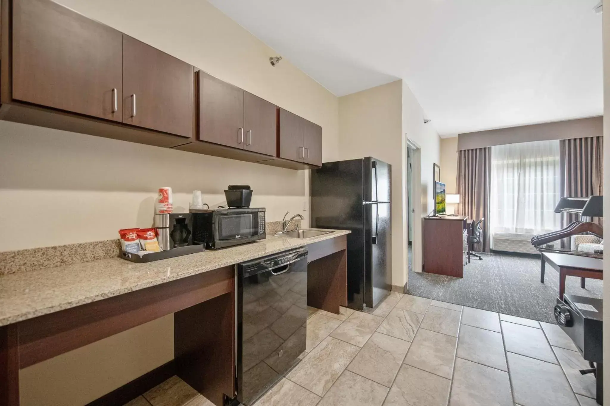 Kitchen or kitchenette, Kitchen/Kitchenette in Cobblestone Hotel & Suites - Lamar