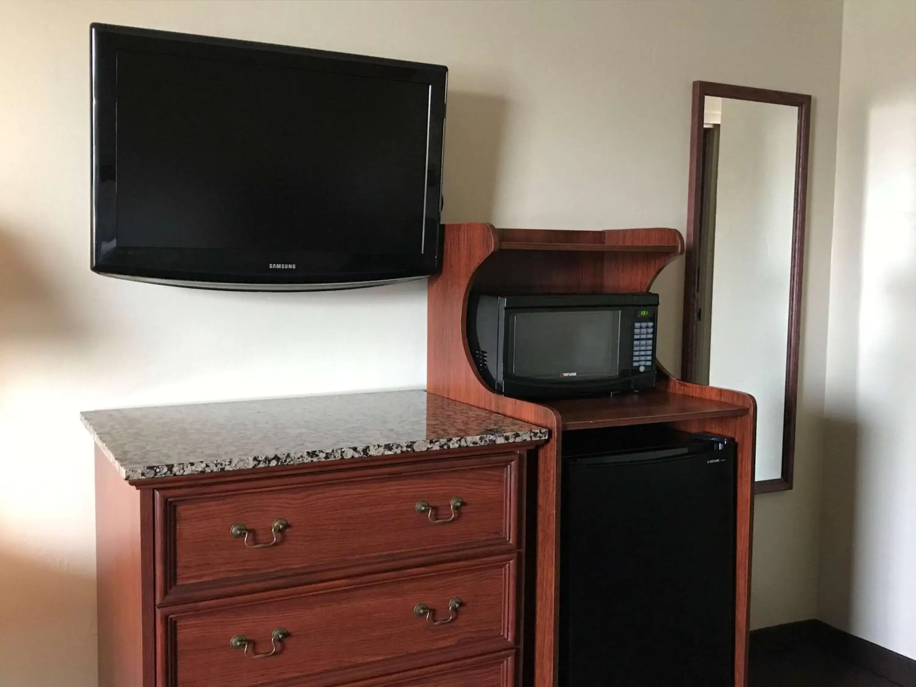 Photo of the whole room, TV/Entertainment Center in Best Western El Reno